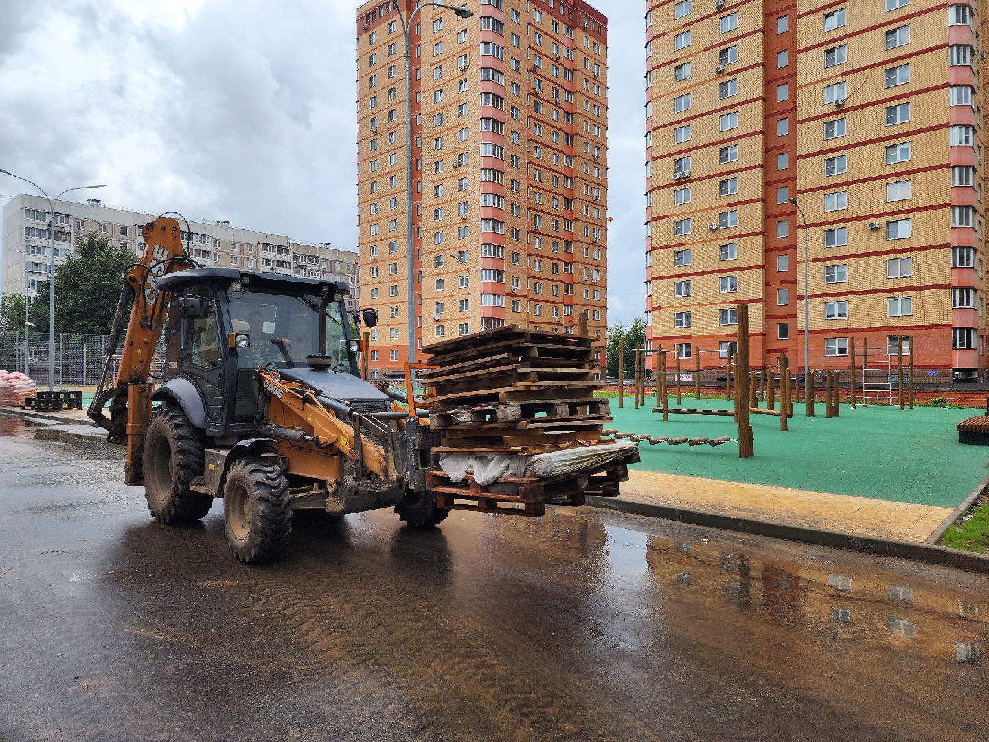 чехов, школа 3, пристройка на 200 мест, строительство, благоустройство территории, спортивные площадки, игровые площадки, развивающие комплексы, беговые дорожки, сектор для прыжков, волейбол, баскетбол, мини-футбол, пешеходные дорожки, газоны, зоны отдыха, уличное освещение, губернатор подмосковья, госпрограмма московской области,