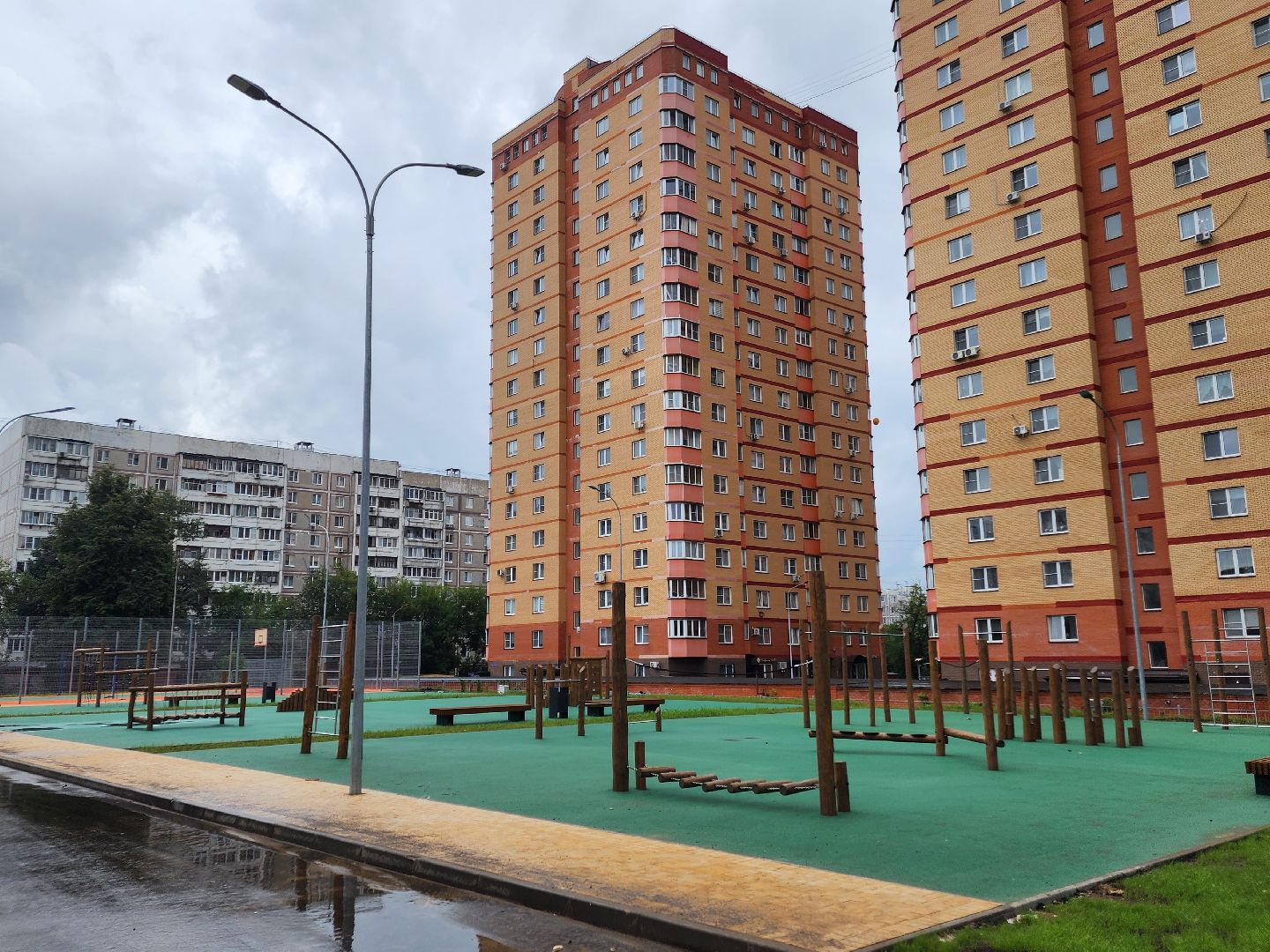 чехов, школа 3, пристройка на 200 мест, строительство, благоустройство территории, спортивные площадки, игровые площадки, развивающие комплексы, беговые дорожки, сектор для прыжков, волейбол, баскетбол, мини-футбол, пешеходные дорожки, газоны, зоны отдыха, уличное освещение, губернатор подмосковья, госпрограмма московской области,