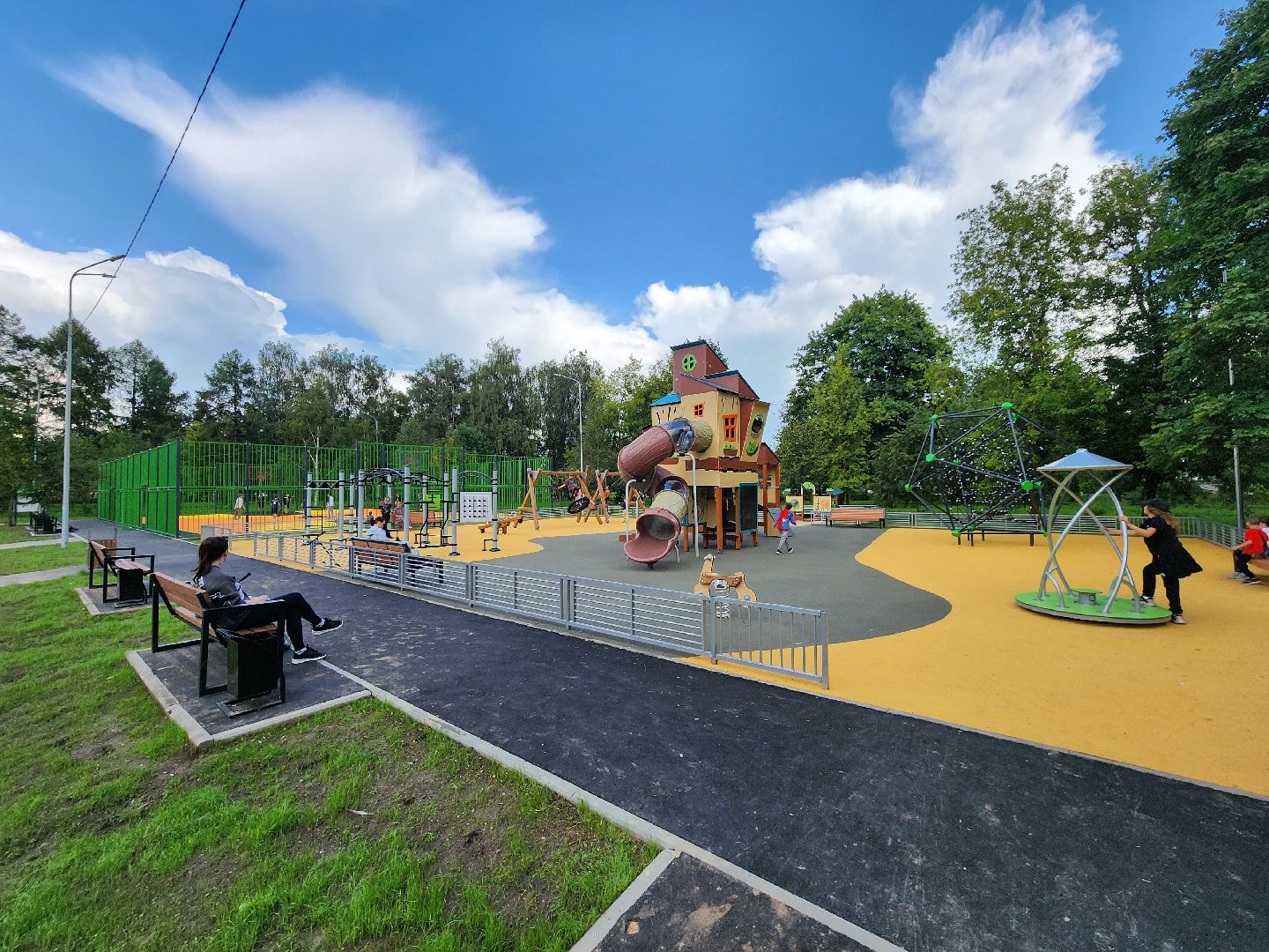 чехов, улица чехова 45, дк дружба, спортивная и детская площадка, игровой комплекс, обновление, модернизация, поле для баскетбола и мини-футбола, качели горки лазалки,  воркаут, зоны отдыха, губернаторская программа наше подмосковье, госпрограмма московской области, благоустройство, формирование комфортной городской среды,пешеходные дорожки, озеленение,