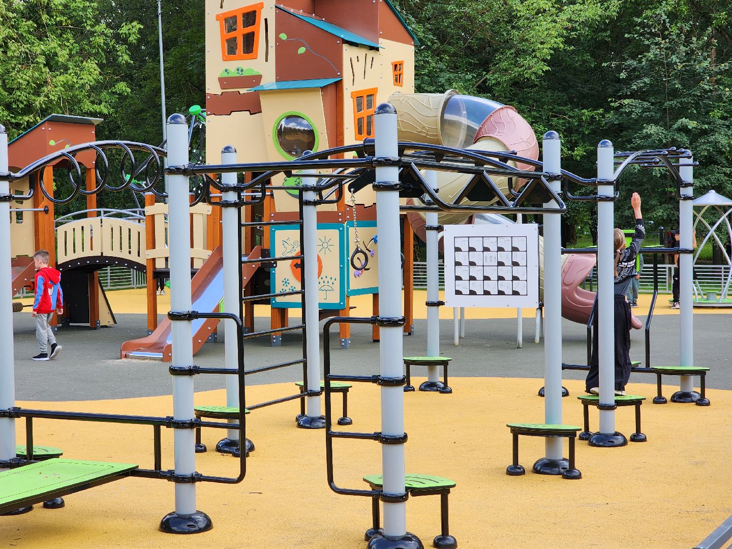 чехов, улица чехова 45, дк дружба, спортивная и детская площадка, игровой комплекс, обновление, модернизация, поле для баскетбола и мини-футбола, качели горки лазалки,  воркаут, зоны отдыха, губернаторская программа наше подмосковье, госпрограмма московской области, благоустройство, формирование комфортной городской среды,пешеходные дорожки, озеленение,