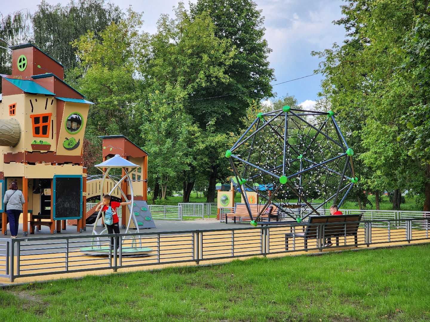 чехов, улица чехова 45, дк дружба, спортивная и детская площадка, игровой комплекс, обновление, модернизация, поле для баскетбола и мини-футбола, качели горки лазалки,  воркаут, зоны отдыха, губернаторская программа наше подмосковье, госпрограмма московской области, благоустройство, формирование комфортной городской среды,пешеходные дорожки, озеленение,