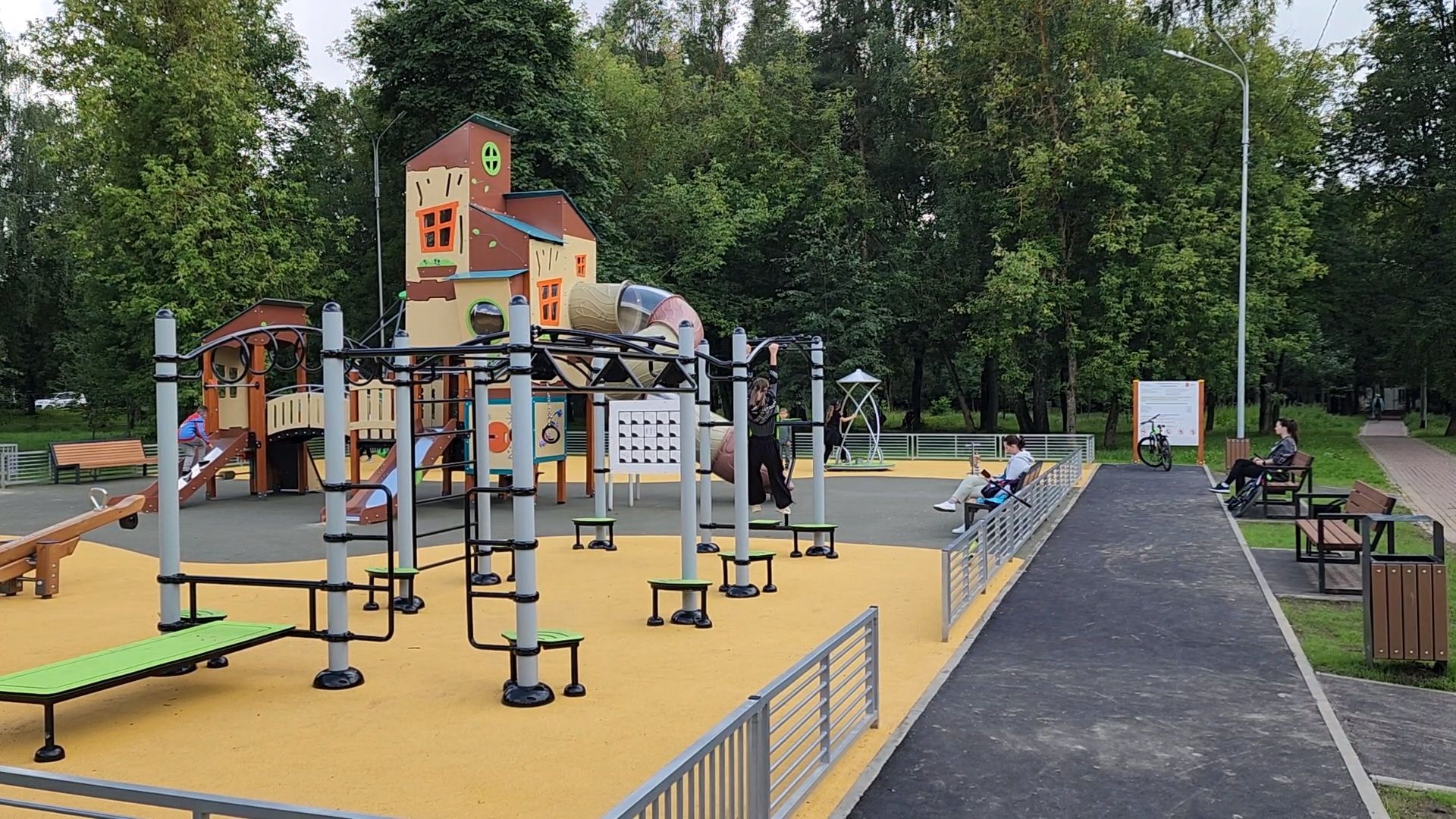 чехов, улица чехова 45, дк дружба, спортивная и детская площадка, игровой комплекс, обновление, модернизация, поле для баскетбола и мини-футбола, качели горки лазалки,  воркаут, зоны отдыха, губернаторская программа наше подмосковье, госпрограмма московской области, благоустройство, формирование комфортной городской среды,пешеходные дорожки, озеленение,