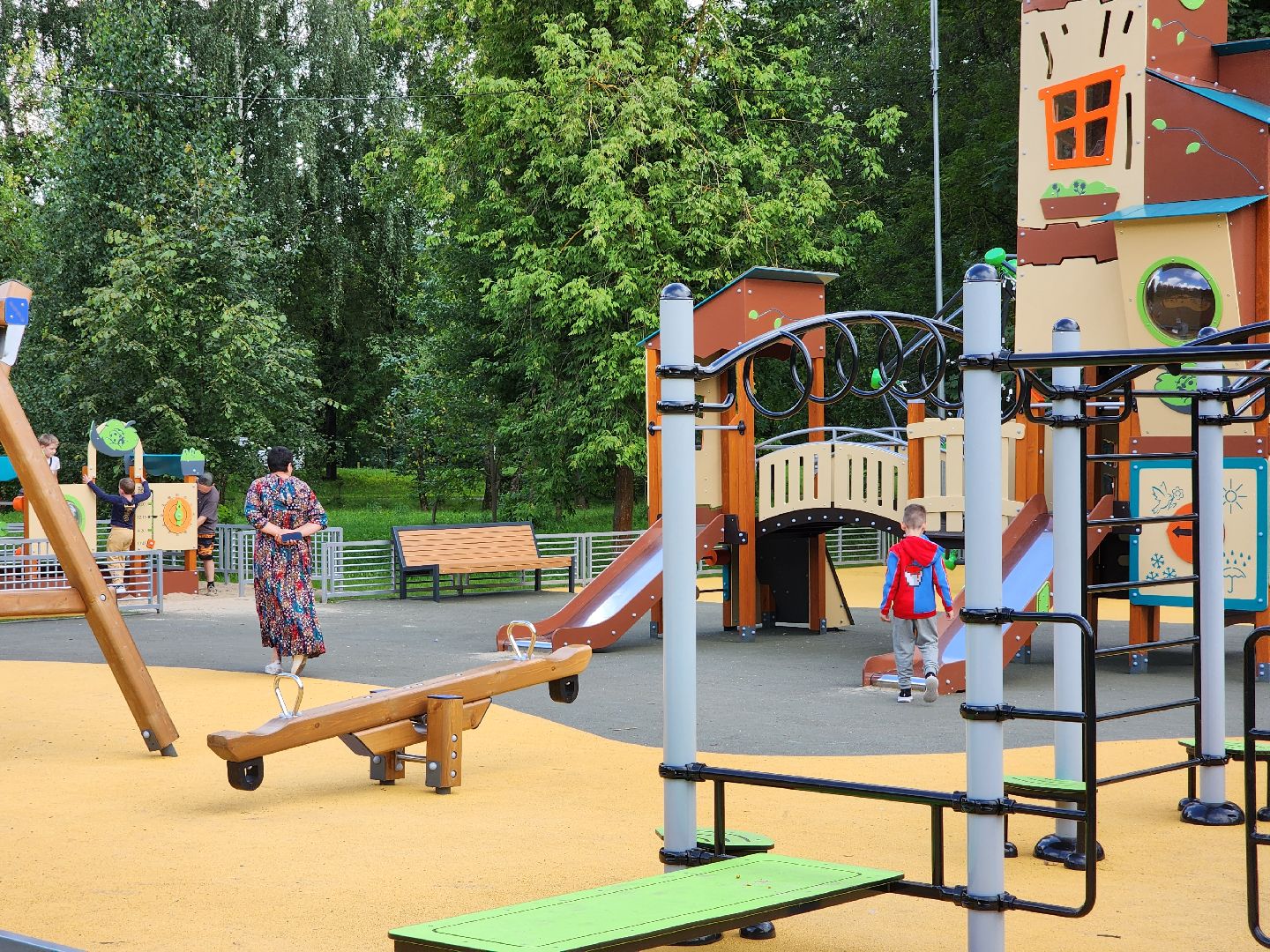 чехов, улица чехова 45, дк дружба, спортивная и детская площадка, игровой комплекс, обновление, модернизация, поле для баскетбола и мини-футбола, качели горки лазалки,  воркаут, зоны отдыха, губернаторская программа наше подмосковье, госпрограмма московской области, благоустройство, формирование комфортной городской среды,пешеходные дорожки, озеленение,