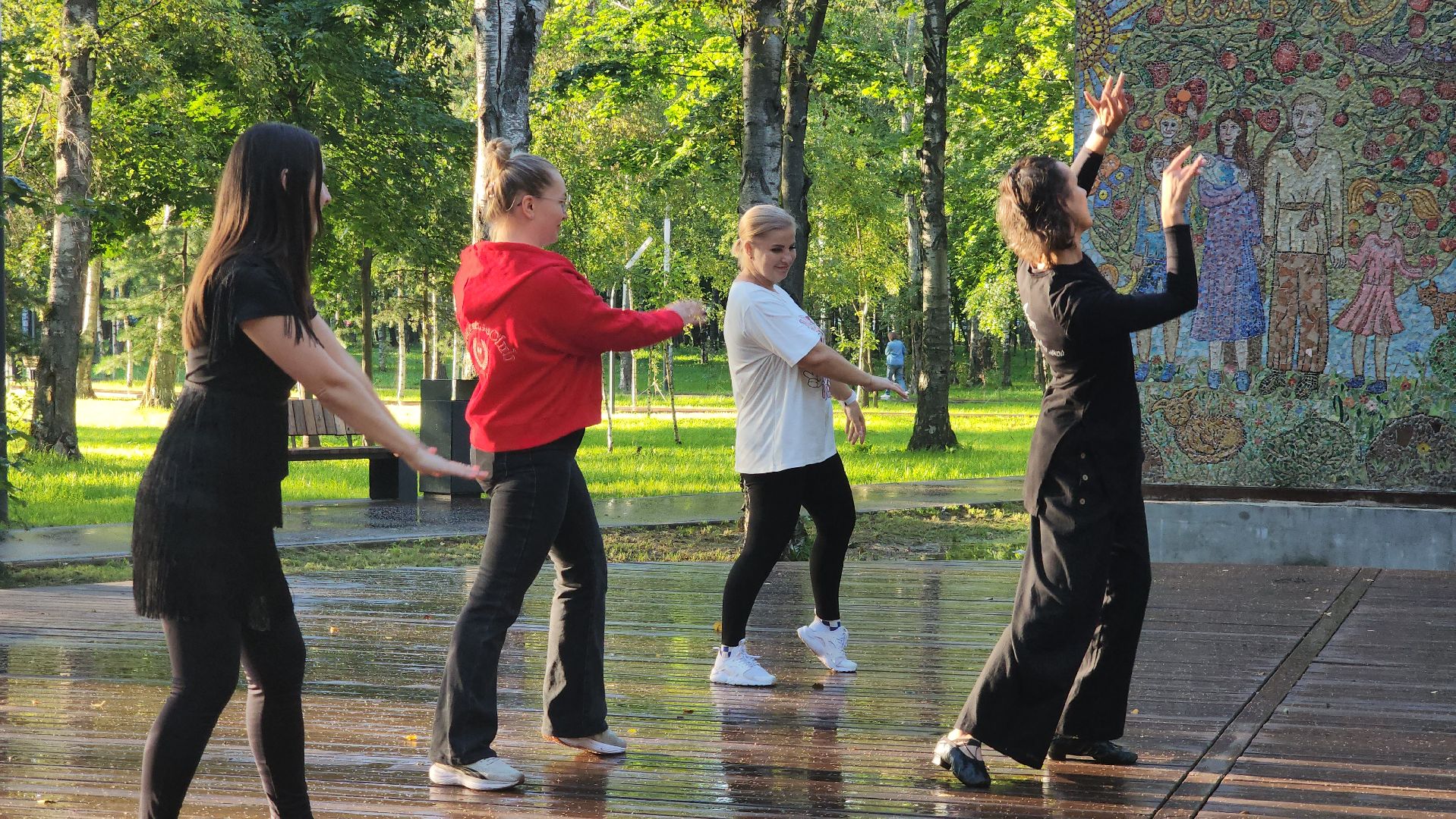 Танцы, Раскрытие женственности , Лобня, Парк, танцы в парке,