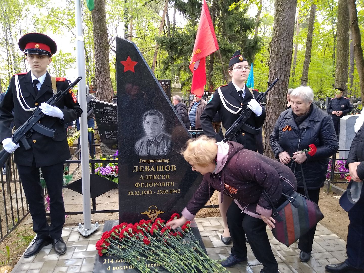 Раменское, общество, возложение цветов, памятник Левашову