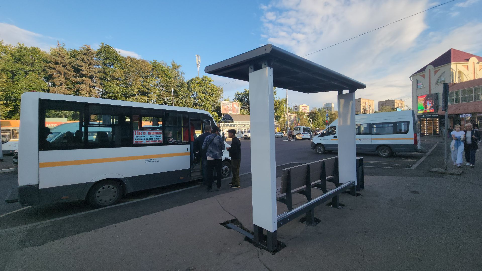 вертикалки, пушкино, вокзал, остановка, остановочный павильон, общественный транспорт,пассажиры,дорожный ремонт, привокзальная площадь,