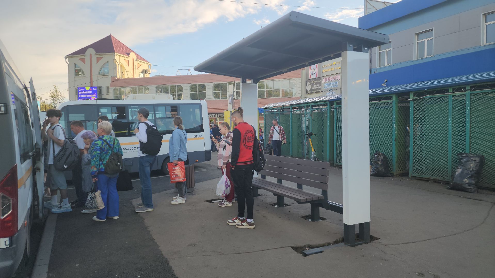 вертикалки, пушкино, вокзал, остановка, остановочный павильон, общественный транспорт,пассажиры,дорожный ремонт, привокзальная площадь,