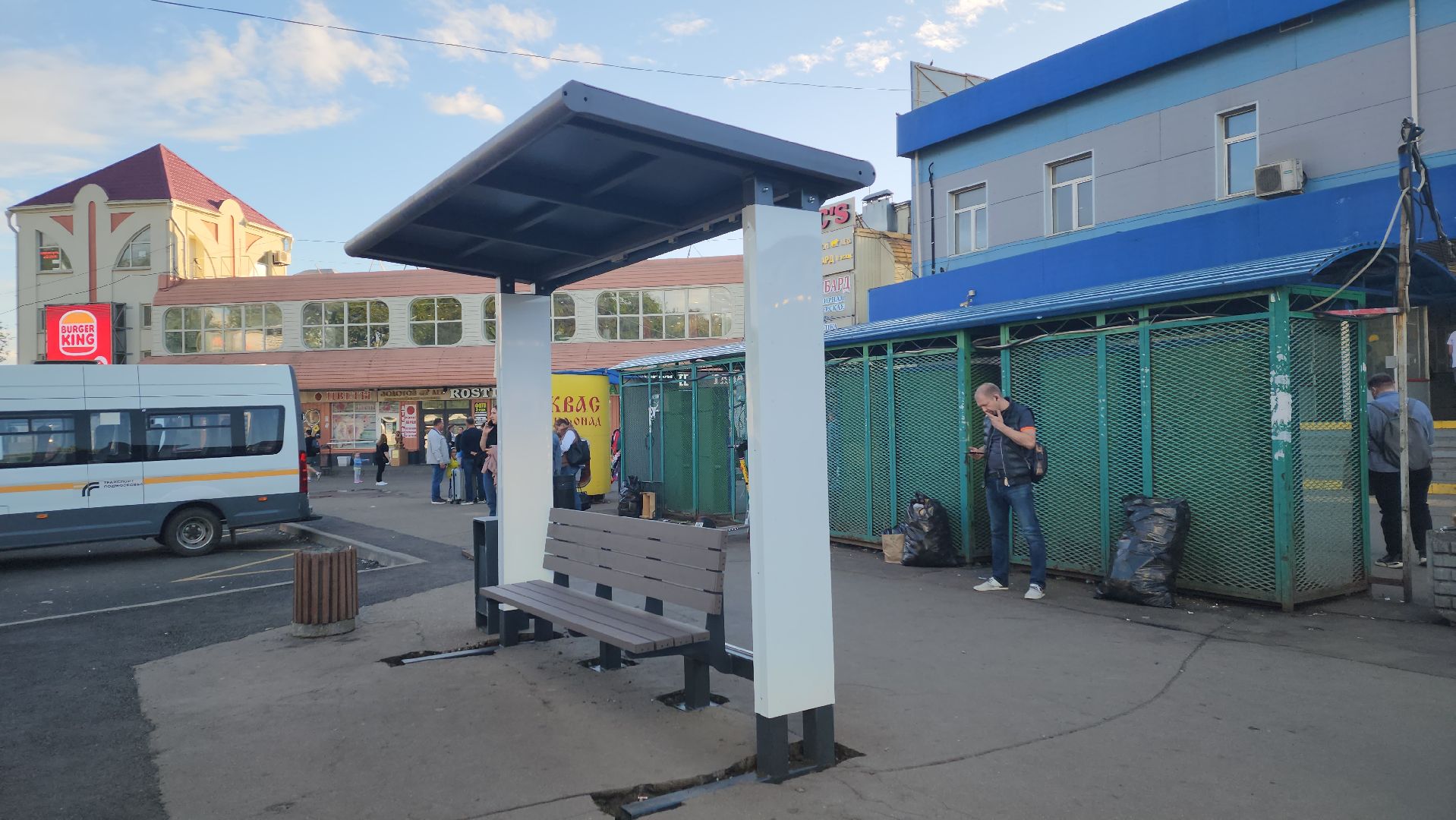 вертикалки, пушкино, вокзал, остановка, остановочный павильон, общественный транспорт,пассажиры,дорожный ремонт, привокзальная площадь,