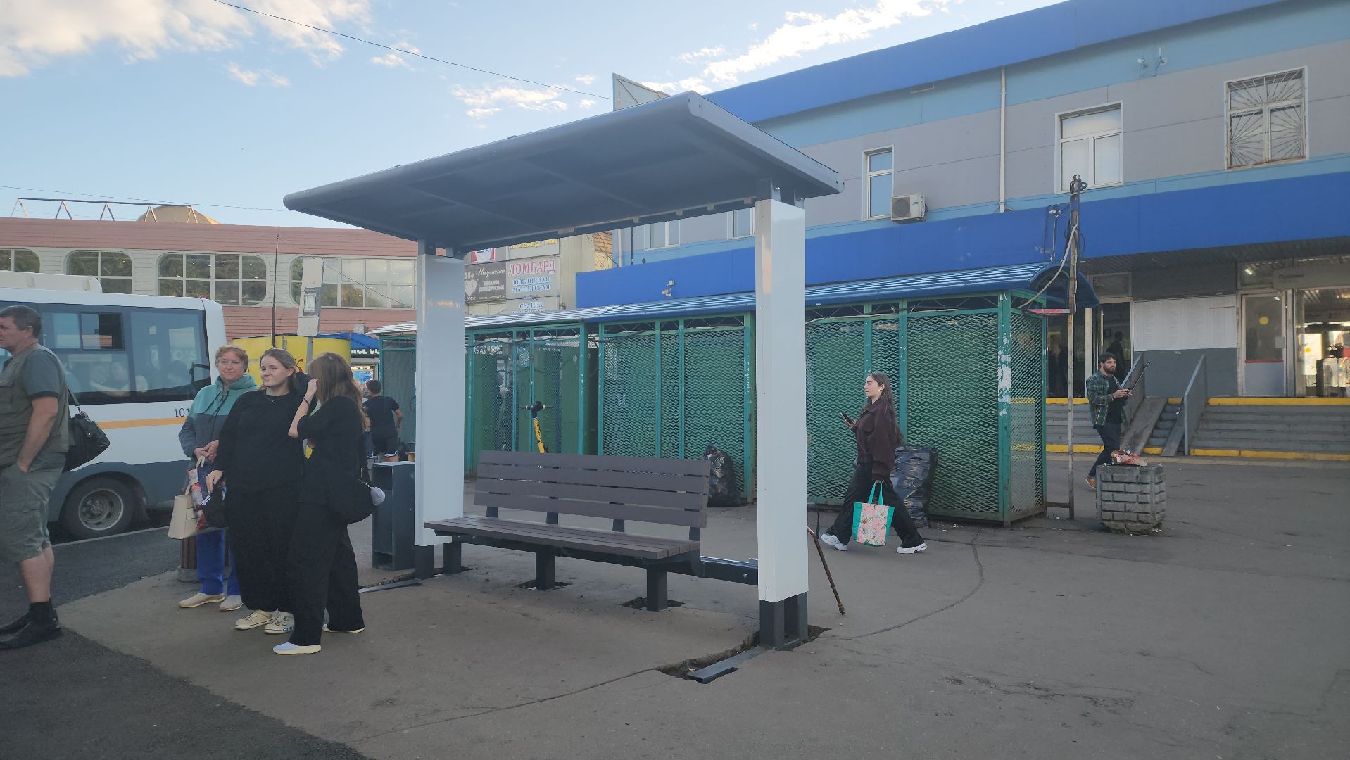 вертикалки, пушкино, вокзал, остановка, остановочный павильон, общественный транспорт,пассажиры,дорожный ремонт, привокзальная площадь,