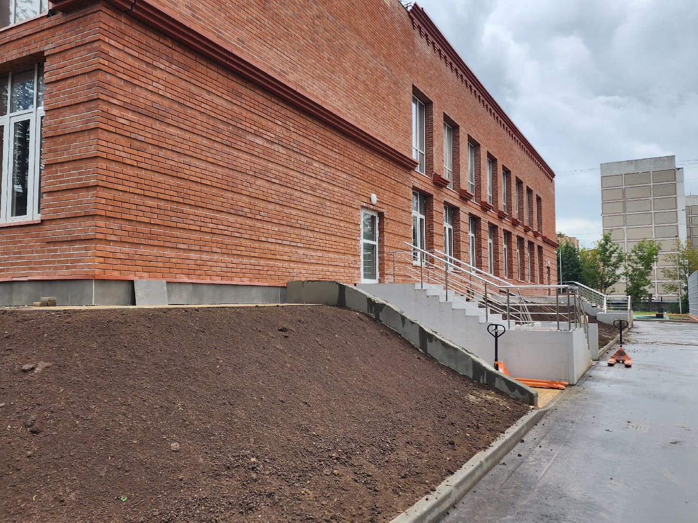 чехов, школа 3, пристройка на 200 мест, строительство, прокладка инженерных сетей, внутренние и внешние коммуникации, отопление, водоснабжение, канализация, электроснабжение, слаботочные сети, пуско-наладочные работы, губернатор подмосковья, госпрограмма московской области,