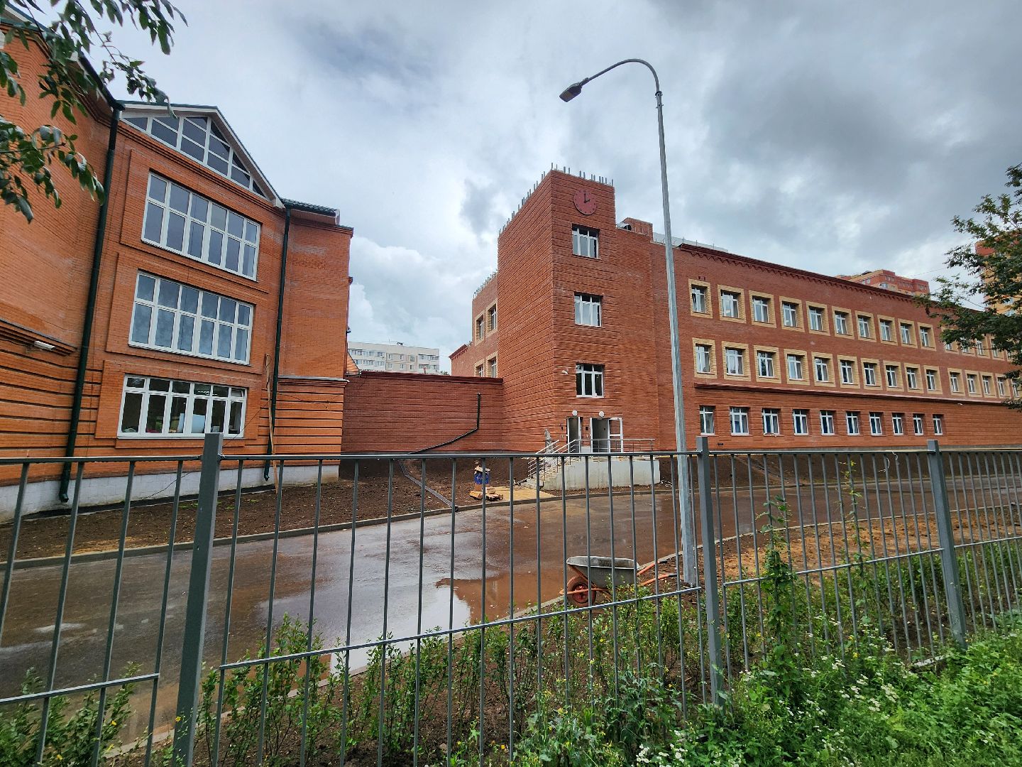 чехов, школа 3, пристройка на 200 мест, строительство, прокладка инженерных сетей, внутренние и внешние коммуникации, отопление, водоснабжение, канализация, электроснабжение, слаботочные сети, пуско-наладочные работы, губернатор подмосковья, госпрограмма московской области,