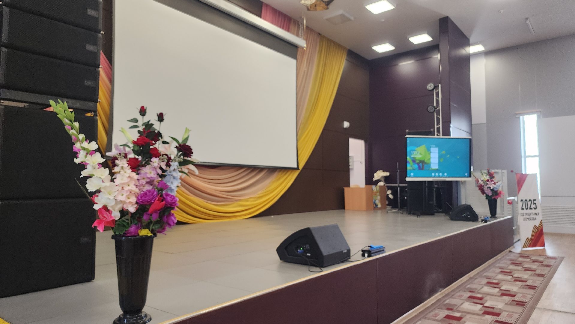 волоколамск, подготовка школы к учебному году, фигуры школьников,