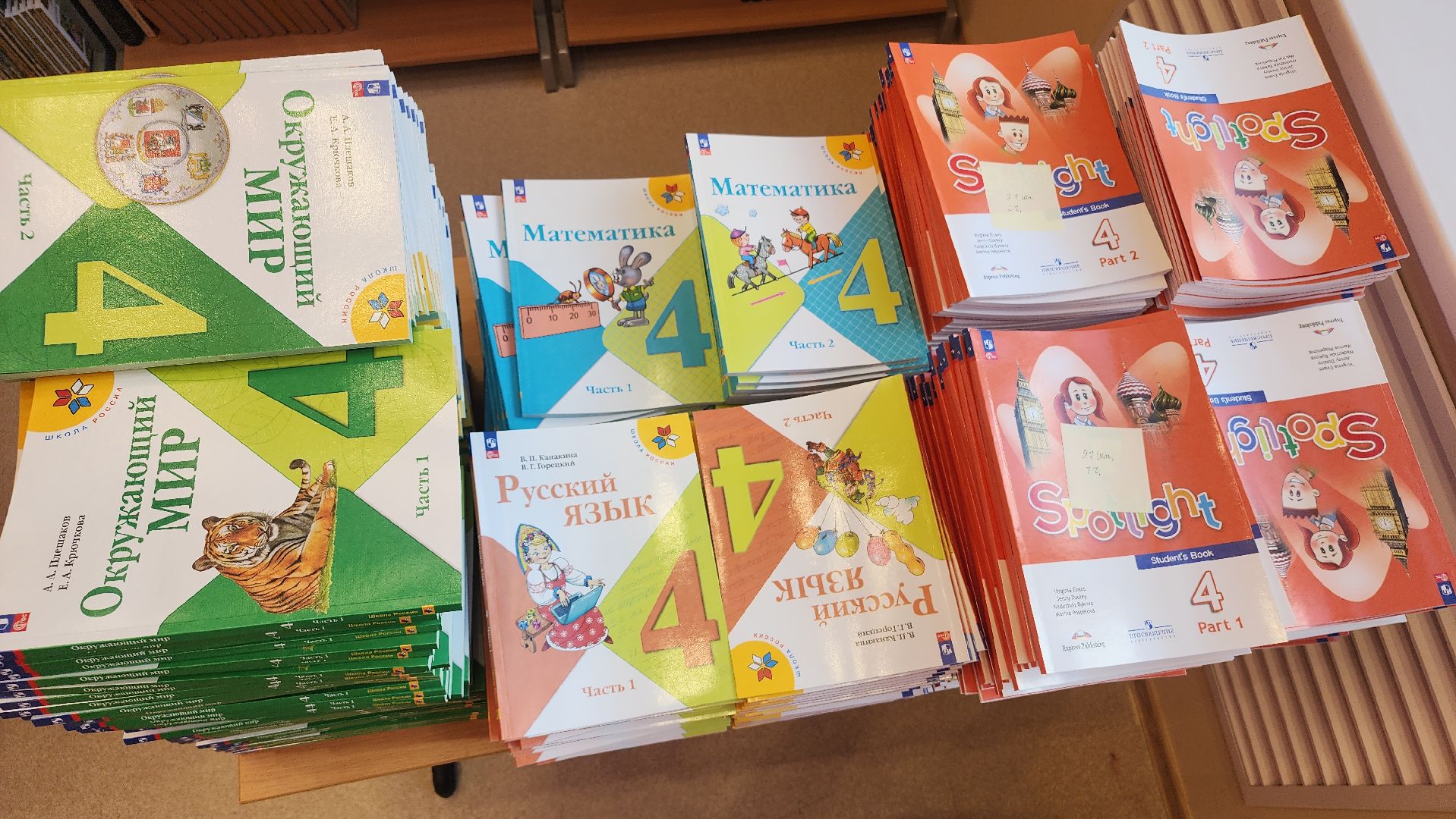 волоколамск, подготовка школы к учебному году, фигуры школьников,