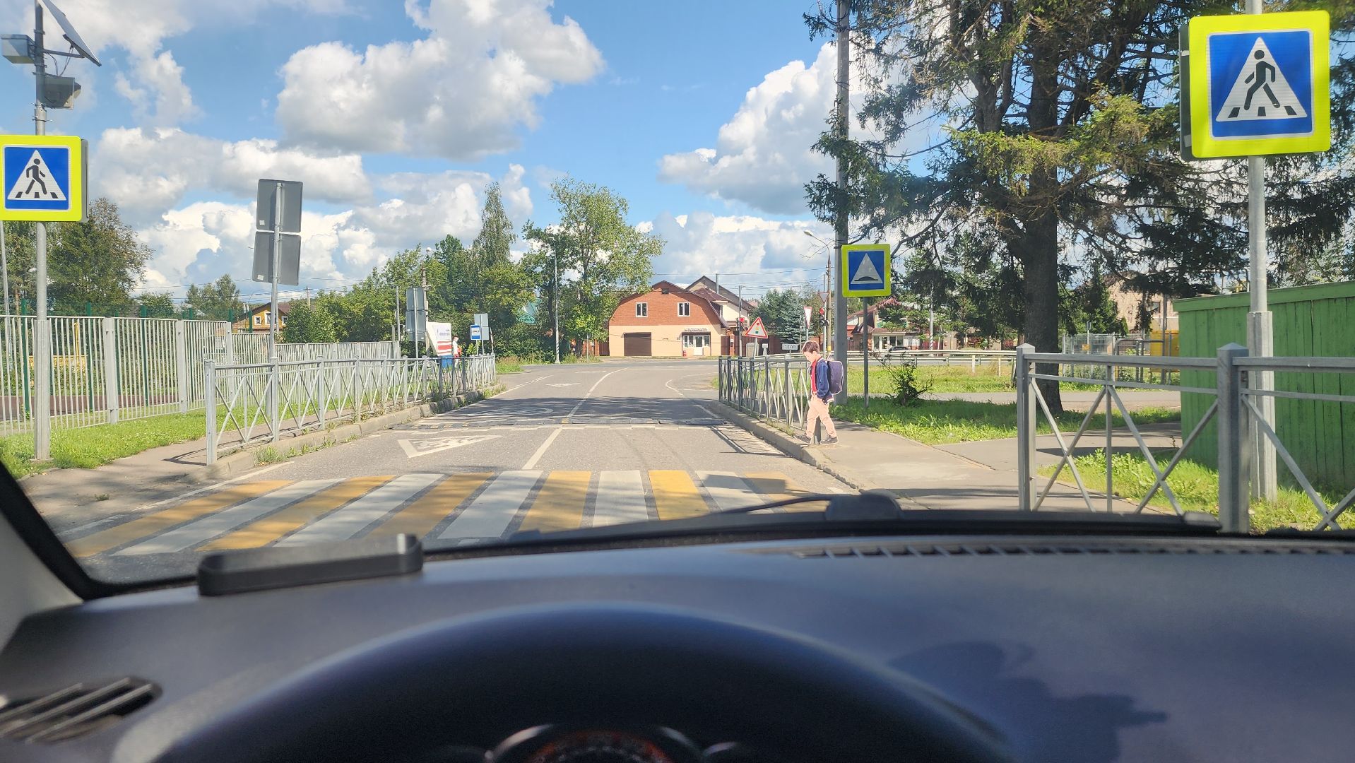 волоколамск, подготовка школы к учебному году, фигуры школьников,