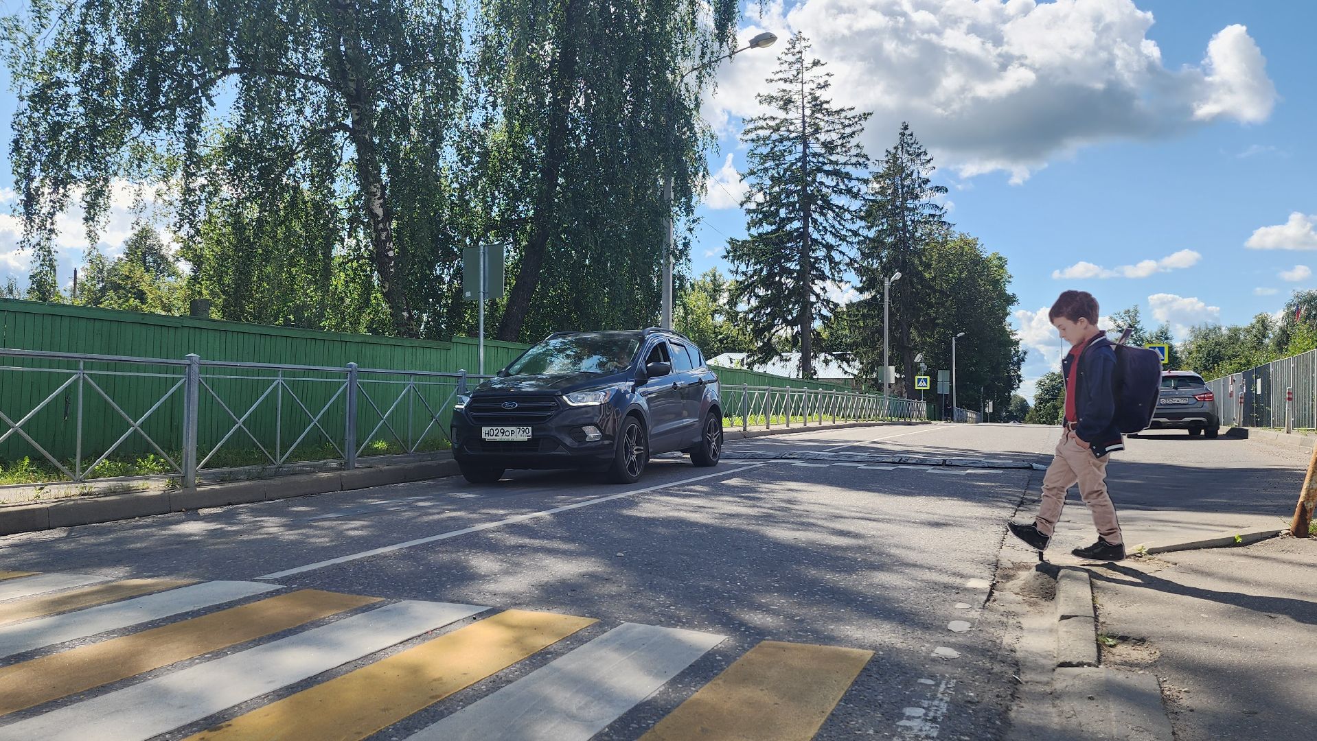 волоколамск, подготовка школы к учебному году, фигуры школьников,