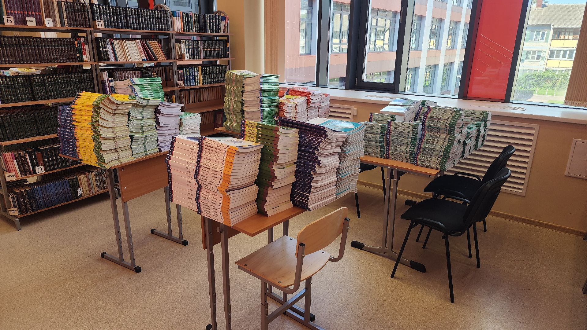 волоколамск, подготовка школы к учебному году, фигуры школьников,