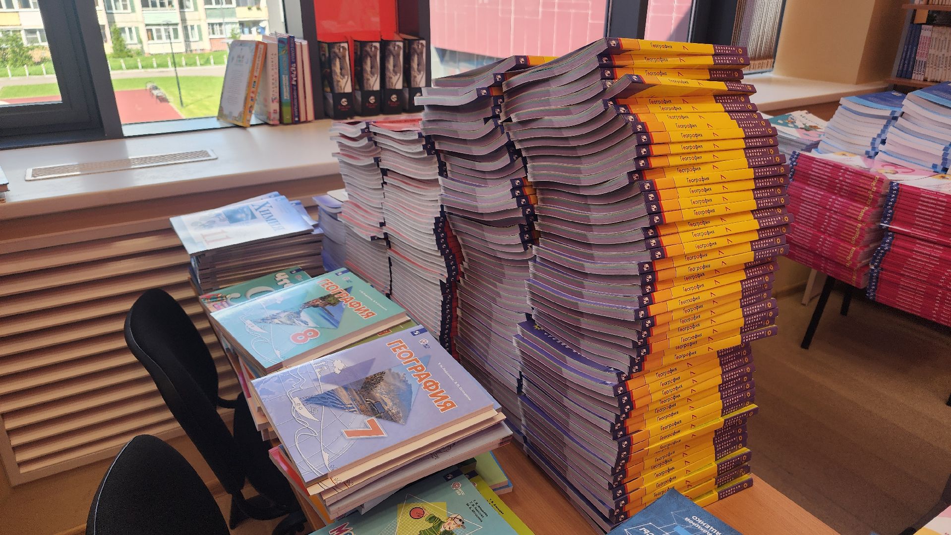 волоколамск, подготовка школы к учебному году, фигуры школьников,