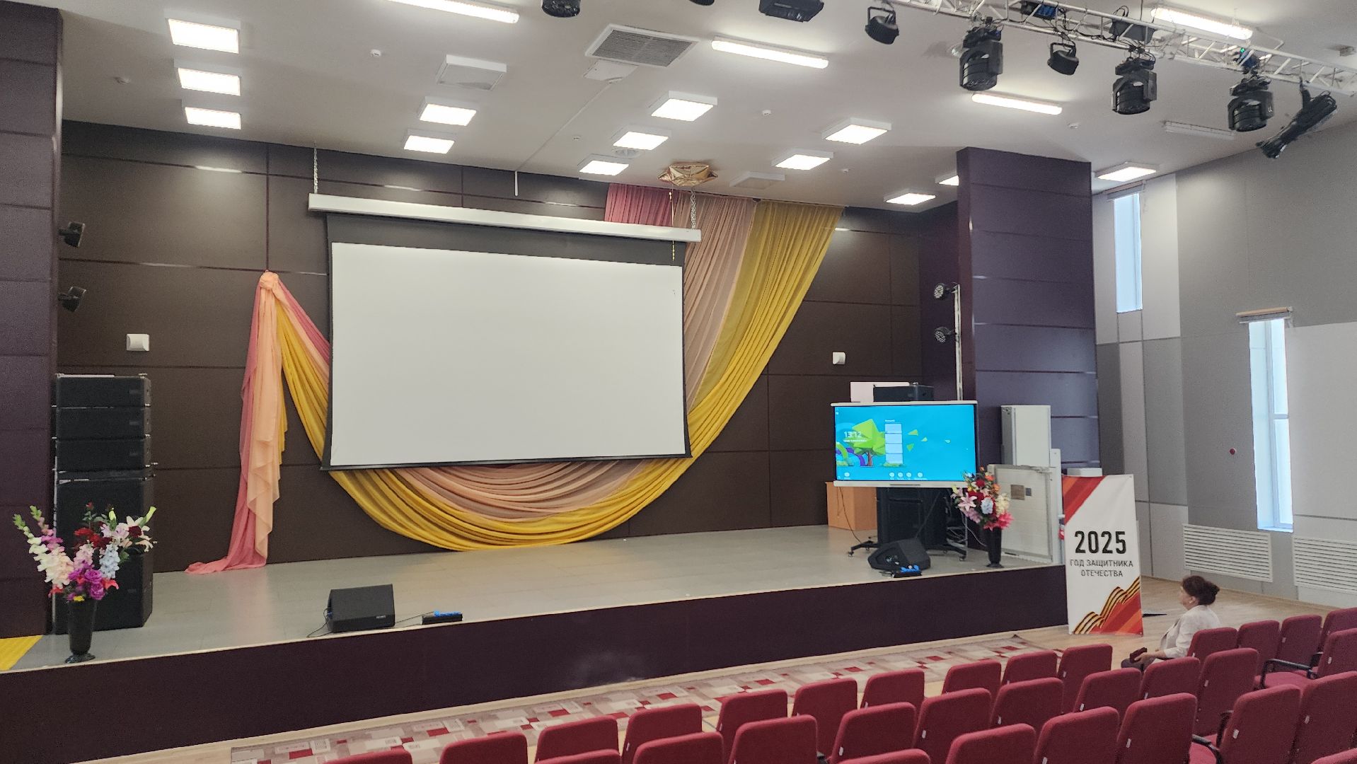 волоколамск, подготовка школы к учебному году, фигуры школьников,