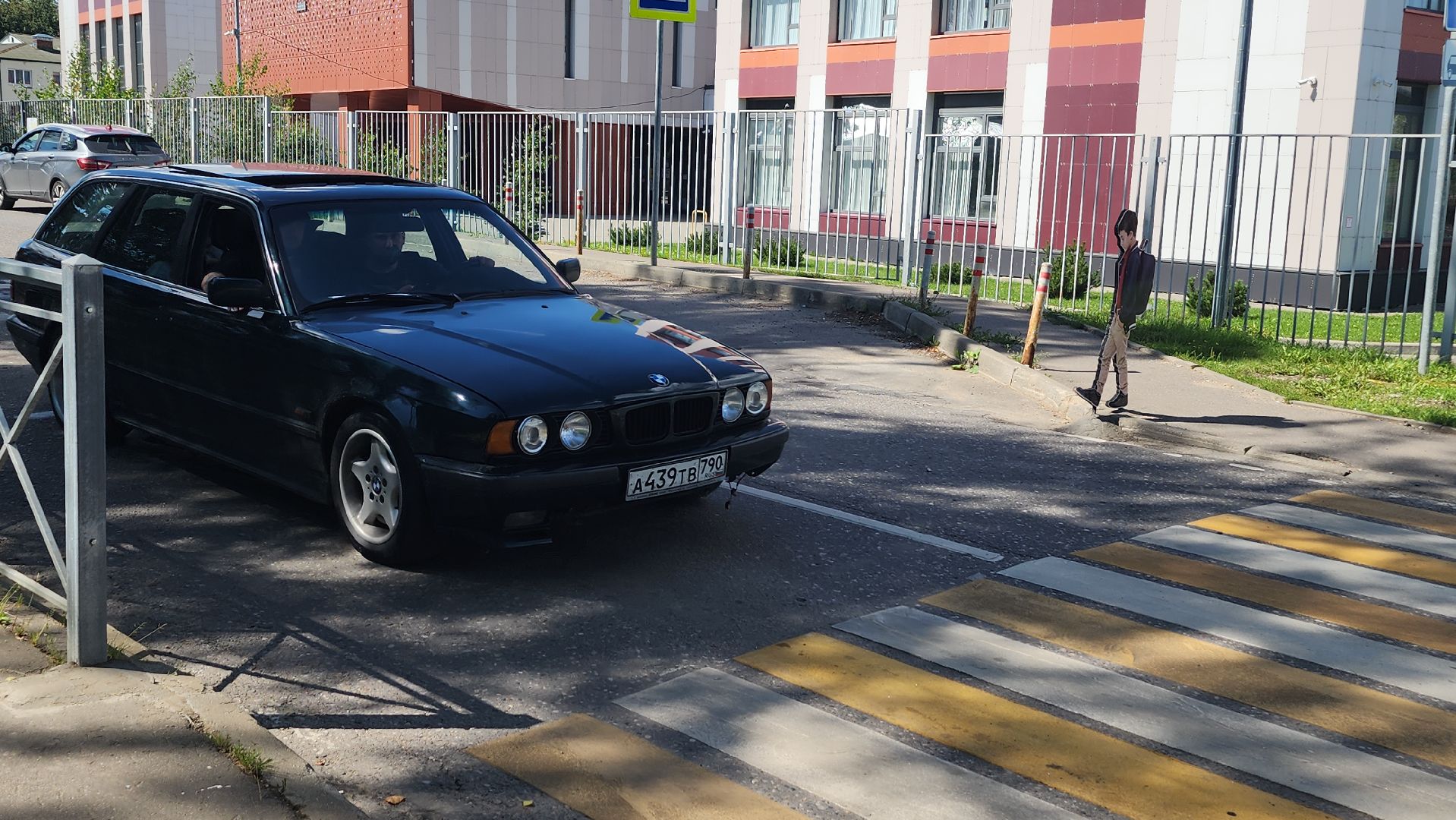 волоколамск, подготовка школы к учебному году, фигуры школьников,