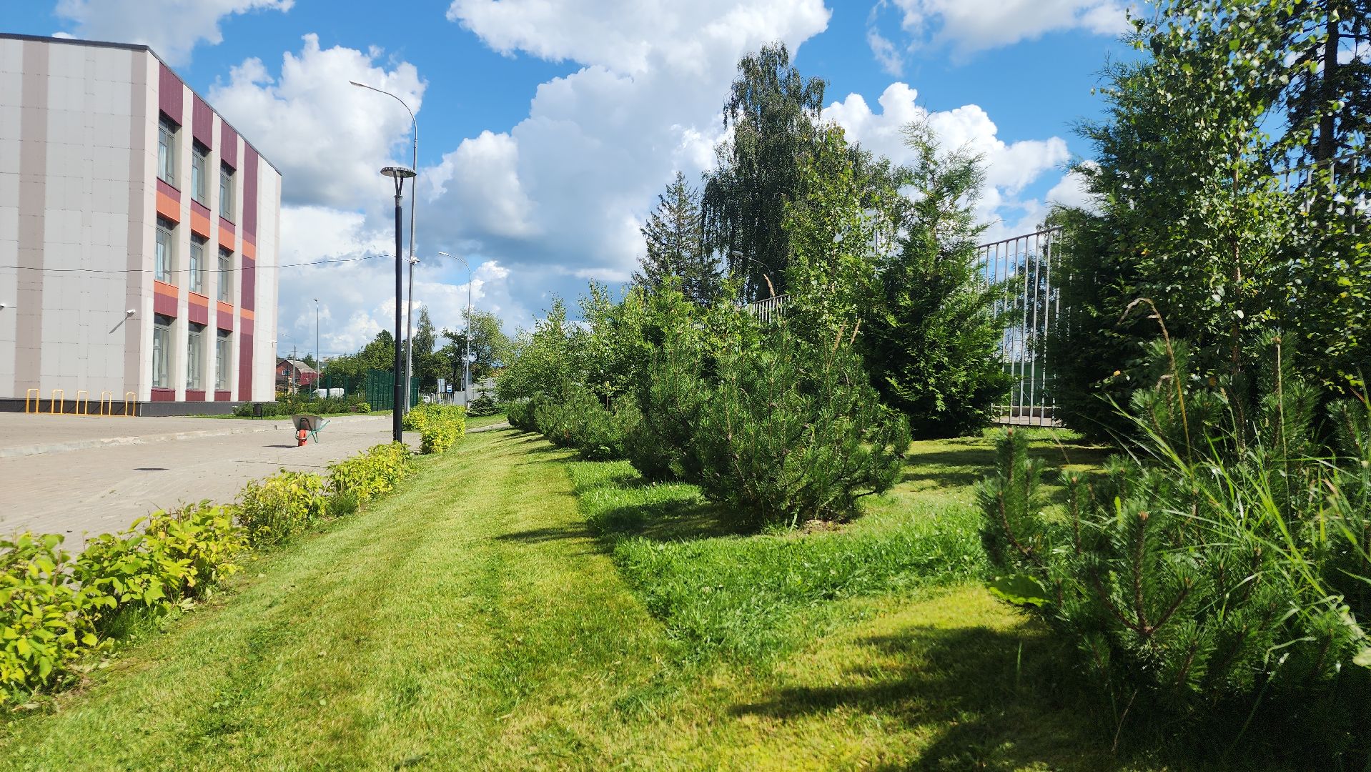 волоколамск, подготовка школы к учебному году, фигуры школьников,