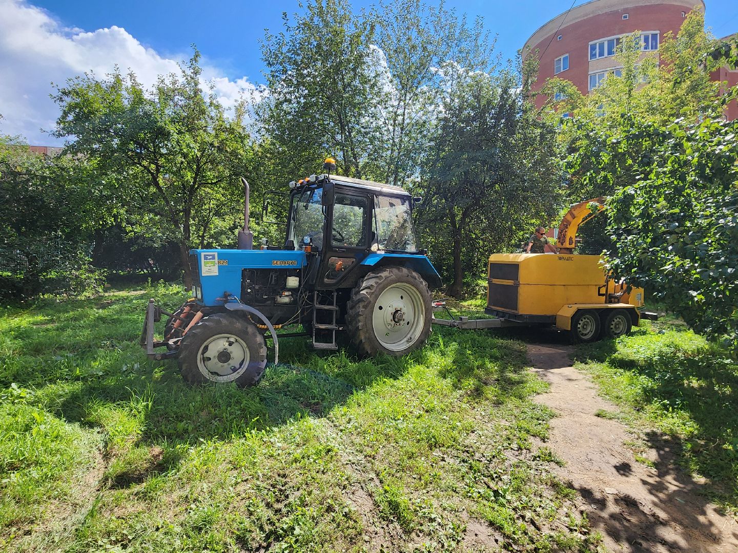 чехов, улица чехова, содержание двора, опиловка деревьев, измельчение веток, удаление аварийных деревьев, удаление сухостоя, уборка придомовой территории, заявки жителей, портал добродел, мбу чеховское благоустройство,