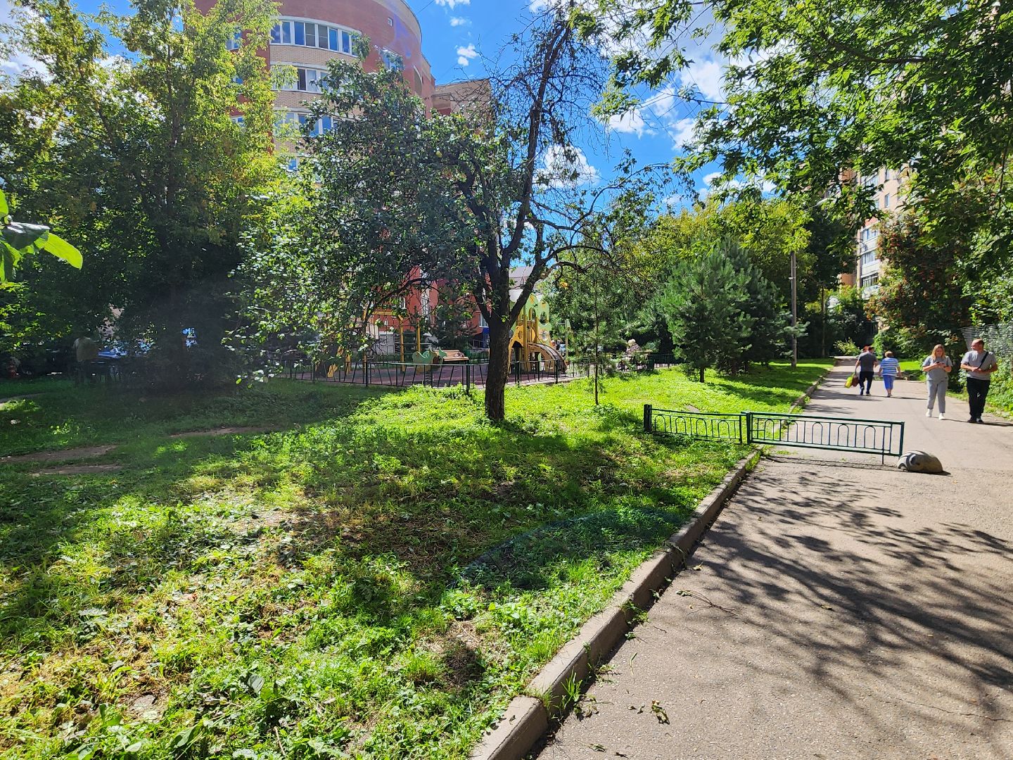 чехов, улица чехова, содержание двора, опиловка деревьев, измельчение веток, удаление аварийных деревьев, удаление сухостоя, уборка придомовой территории, заявки жителей, портал добродел, мбу чеховское благоустройство,