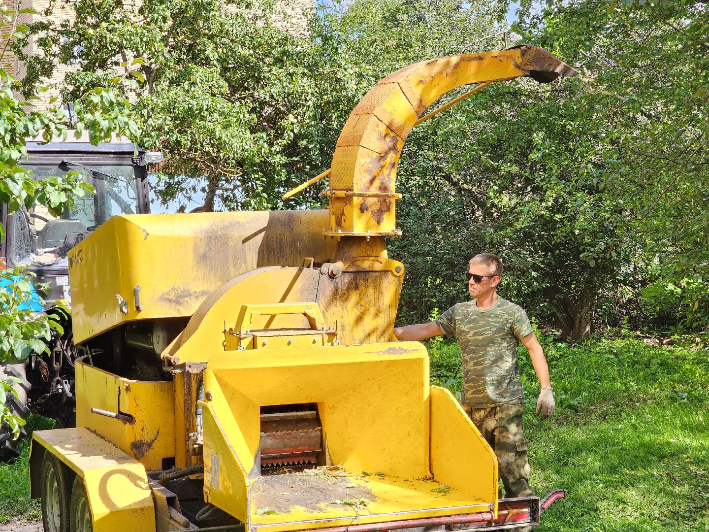 чехов, улица чехова, содержание двора, опиловка деревьев, измельчение веток, удаление аварийных деревьев, удаление сухостоя, уборка придомовой территории, заявки жителей, портал добродел, мбу чеховское благоустройство,