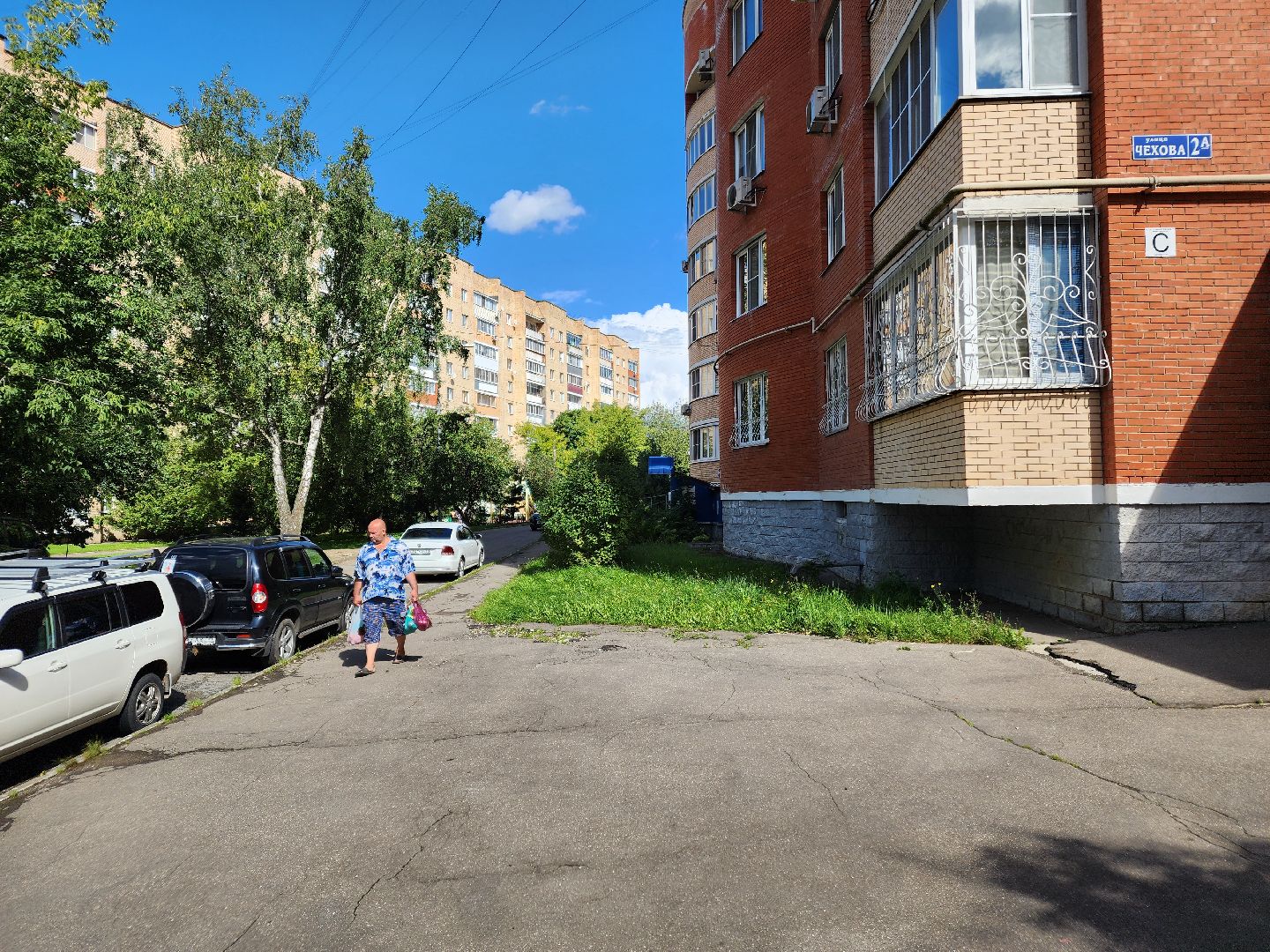 чехов, улица чехова, содержание двора, опиловка деревьев, измельчение веток, удаление аварийных деревьев, удаление сухостоя, уборка придомовой территории, заявки жителей, портал добродел, мбу чеховское благоустройство,