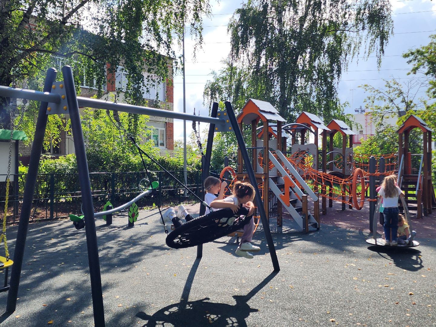 чехов, улица чехова 20,  новая детская площадка, игровой комплекс, качели горки карусели лазалки, мягкое резиновое покрытие, лавочки и урны, уличное освещение, госпрограмма московской области, формирование комфортной городской среды,благоустройство,