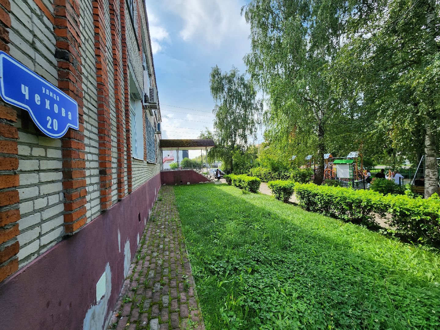 чехов, улица чехова 20,  новая детская площадка, игровой комплекс, качели горки карусели лазалки, мягкое резиновое покрытие, лавочки и урны, уличное освещение, госпрограмма московской области, формирование комфортной городской среды,благоустройство,