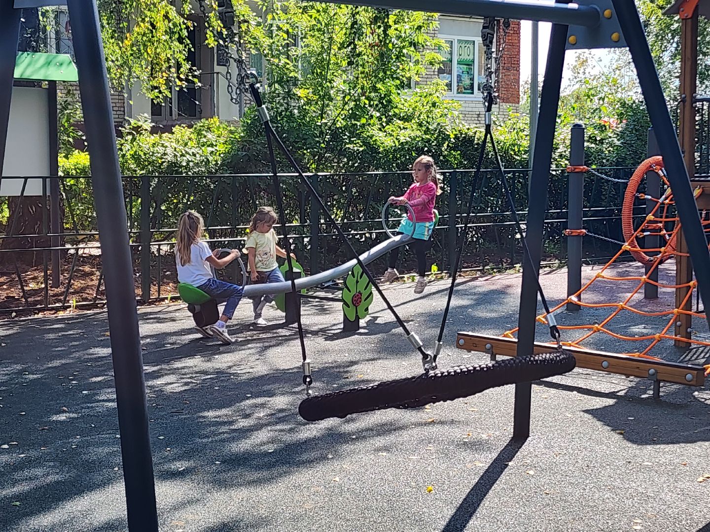 чехов, улица чехова 20,  новая детская площадка, игровой комплекс, качели горки карусели лазалки, мягкое резиновое покрытие, лавочки и урны, уличное освещение, госпрограмма московской области, формирование комфортной городской среды,благоустройство,