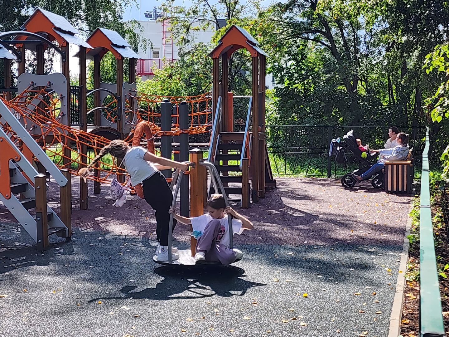 чехов, улица чехова 20,  новая детская площадка, игровой комплекс, качели горки карусели лазалки, мягкое резиновое покрытие, лавочки и урны, уличное освещение, госпрограмма московской области, формирование комфортной городской среды,благоустройство,