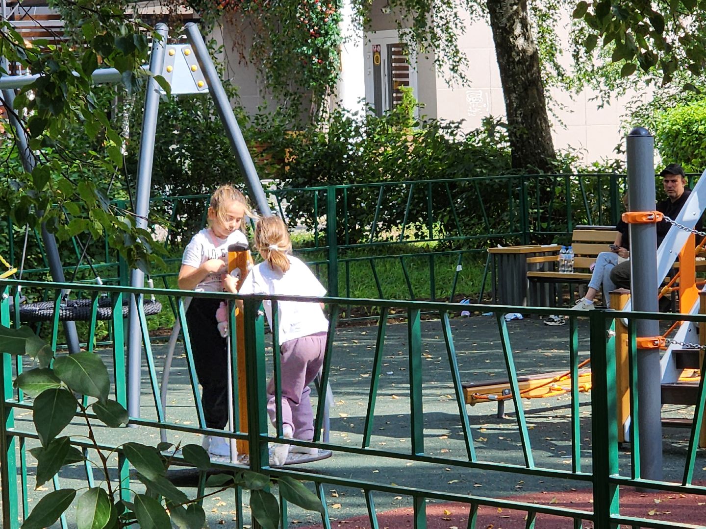 чехов, улица чехова 20,  новая детская площадка, игровой комплекс, качели горки карусели лазалки, мягкое резиновое покрытие, лавочки и урны, уличное освещение, госпрограмма московской области, формирование комфортной городской среды,благоустройство,