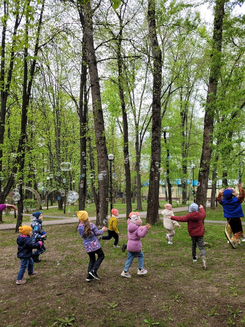 дети: парки; праздник; мыльные пузыри; победный май