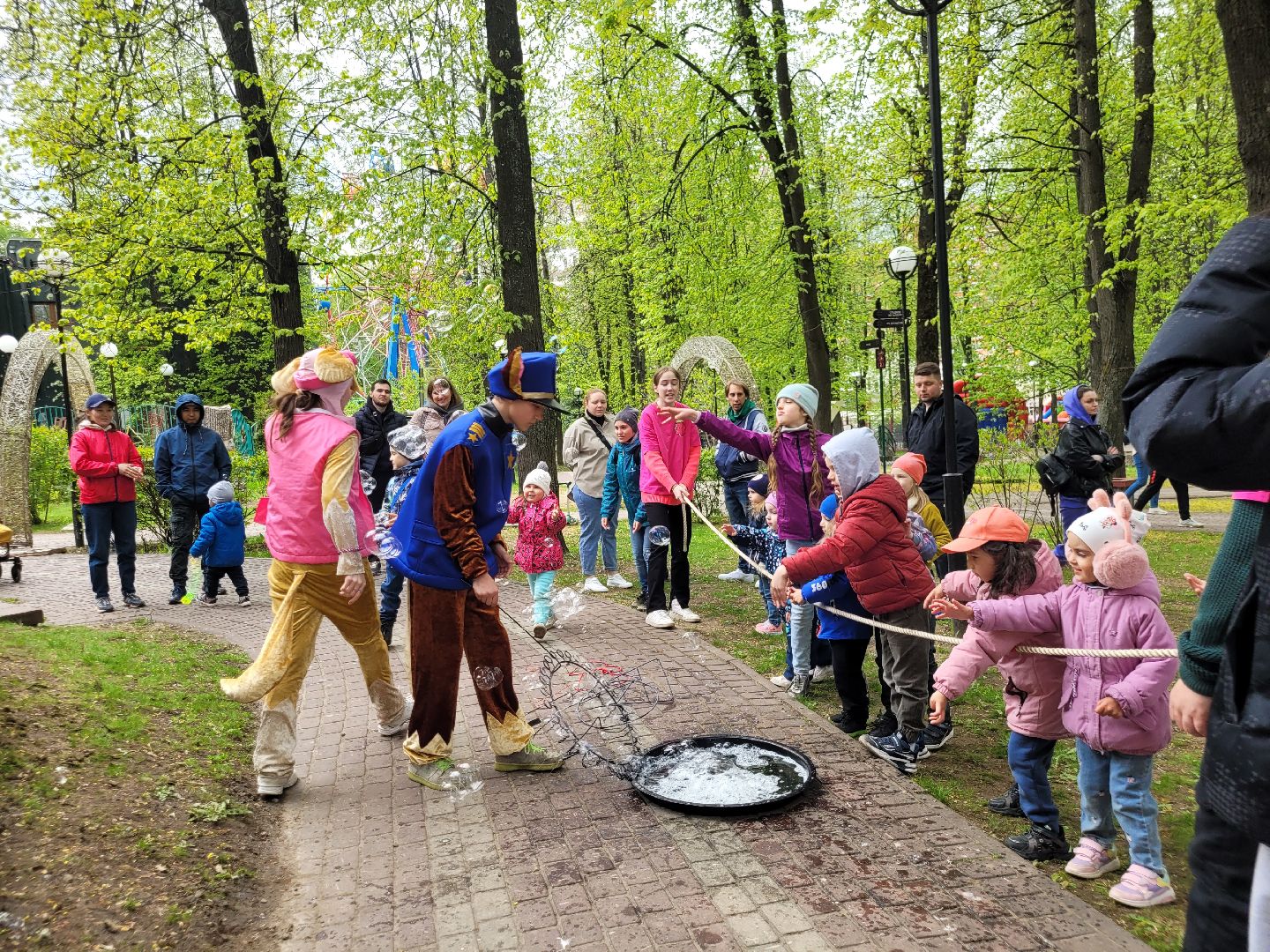 дети: парки; праздник; мыльные пузыри; победный май