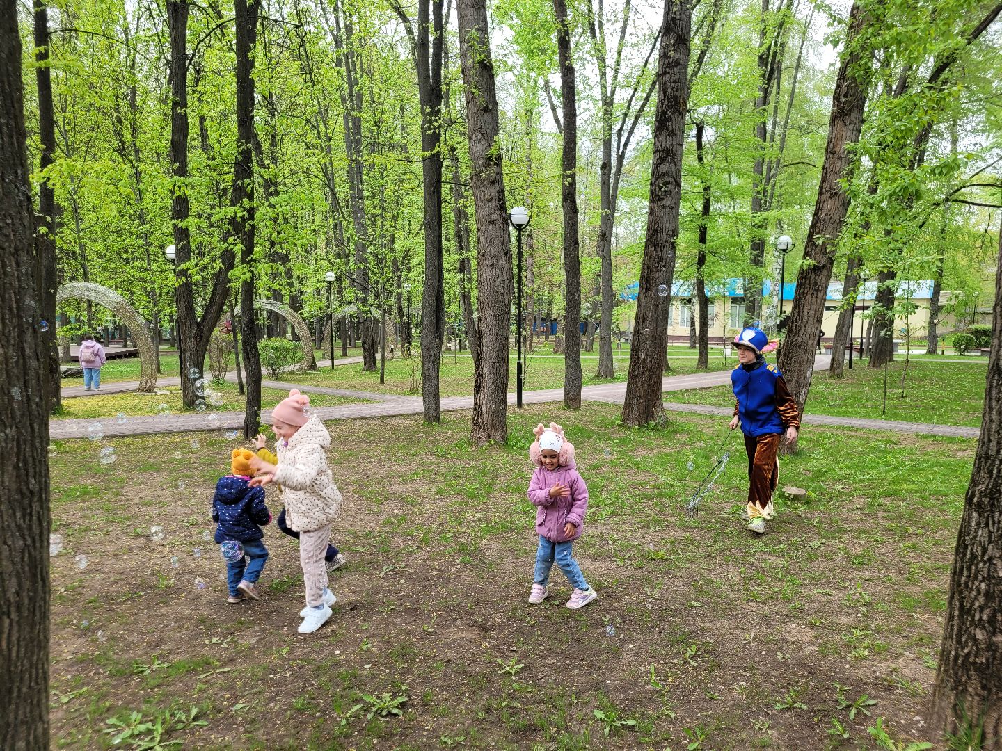 дети: парки; праздник; мыльные пузыри; победный май