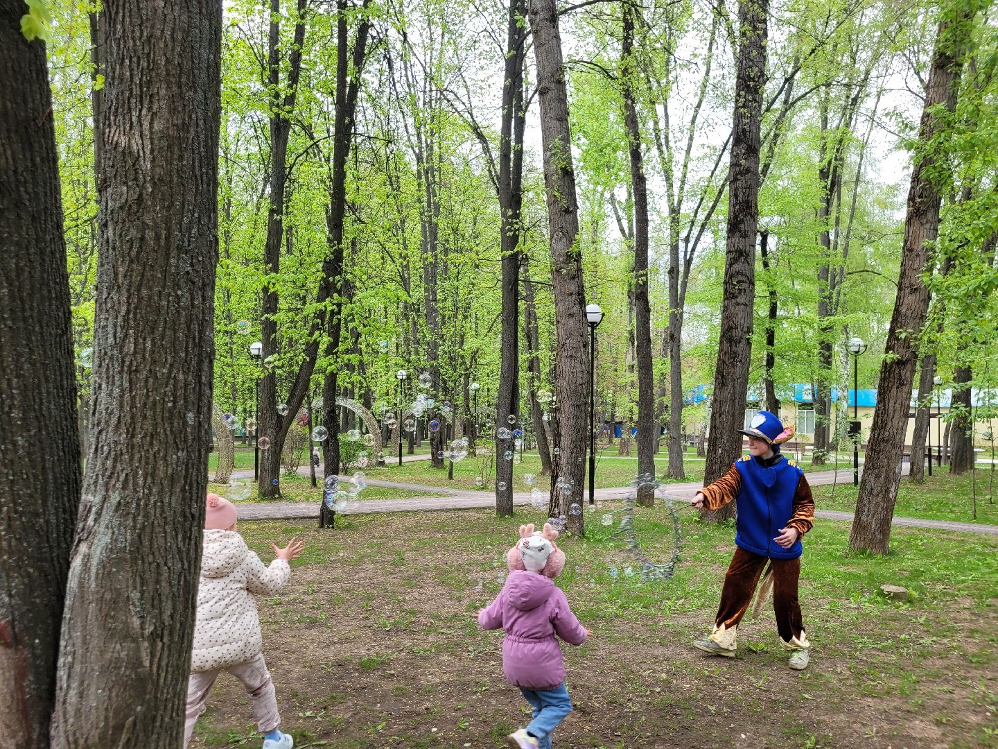 дети: парки; праздник; мыльные пузыри; победный май