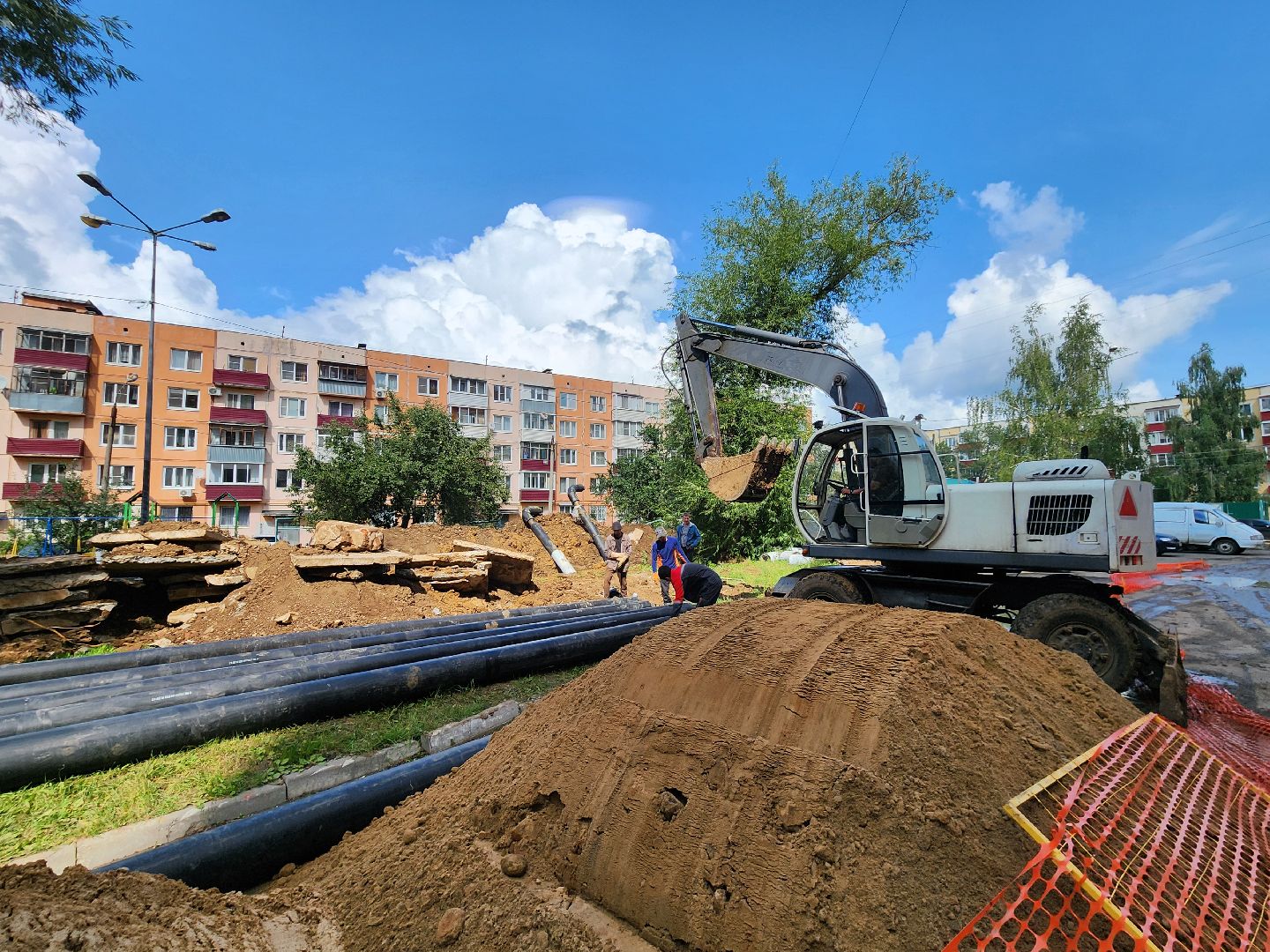 чехов,  вишневый бульвар, улица чехова, капремонт теплосети, модернизация теплотрассы,  замена труб отопления и гвс, теплоснабжение, горячее водоснабжение, траншеи, подготовка оснований под трубы, завоз сыпучих материалов, песок и грунт, губернатор подмосковья, госпрограмма московской области, развитие инженерной инфраструктуры, портал добродел, заявки жителей,