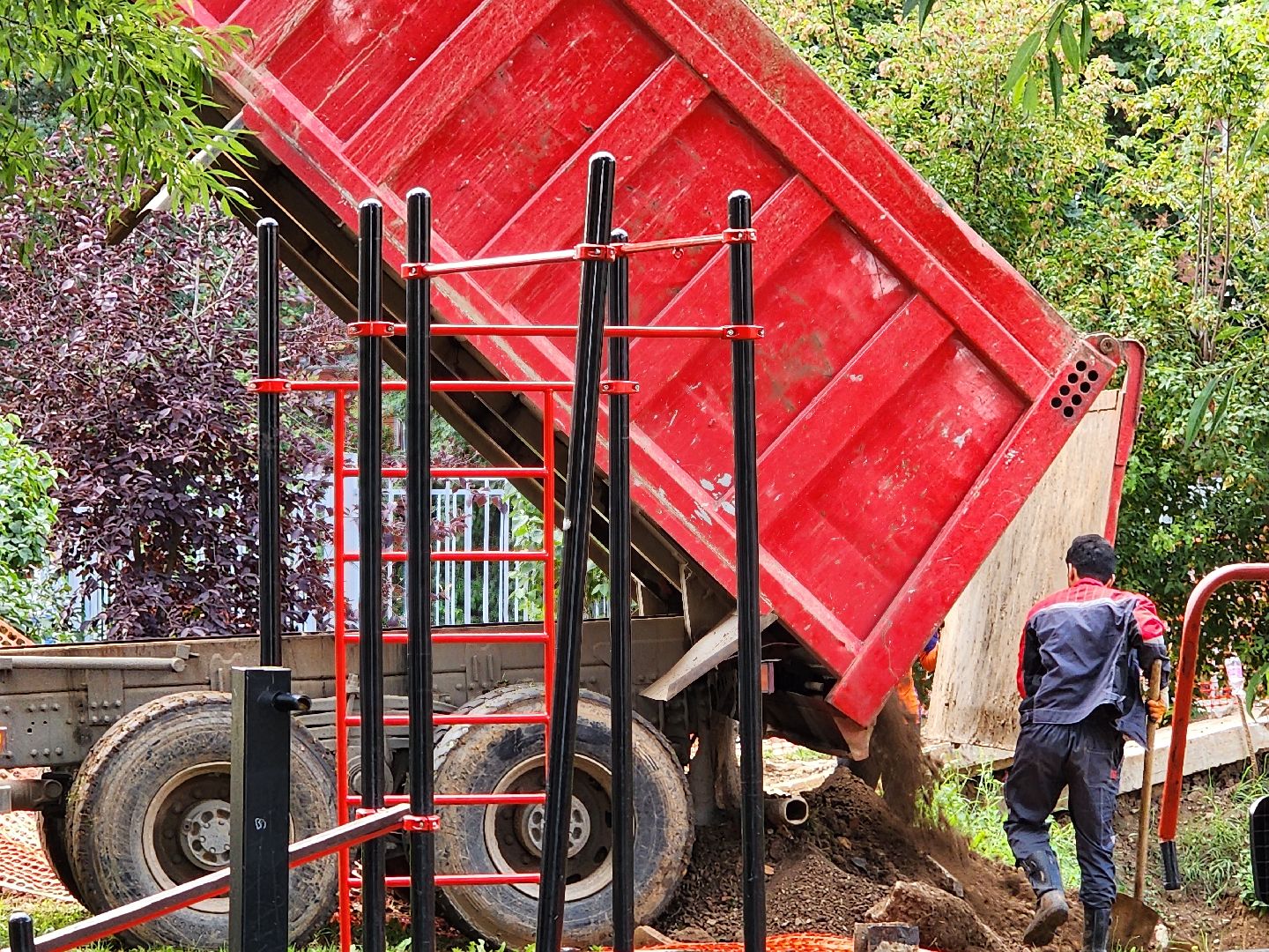 чехов,  вишневый бульвар, улица чехова, капремонт теплосети, модернизация теплотрассы,  замена труб отопления и гвс, теплоснабжение, горячее водоснабжение, траншеи, подготовка оснований под трубы, завоз сыпучих материалов, песок и грунт, губернатор подмосковья, госпрограмма московской области, развитие инженерной инфраструктуры, портал добродел, заявки жителей,