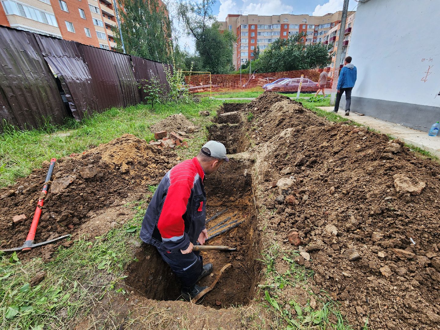 чехов,  вишневый бульвар, улица чехова, капремонт теплосети, модернизация теплотрассы,  замена труб отопления и гвс, теплоснабжение, горячее водоснабжение, траншеи, подготовка оснований под трубы, завоз сыпучих материалов, песок и грунт, губернатор подмосковья, госпрограмма московской области, развитие инженерной инфраструктуры, портал добродел, заявки жителей,