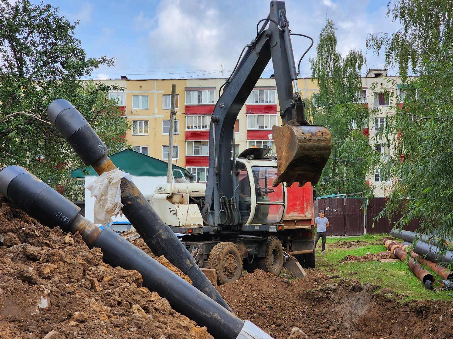 чехов,  вишневый бульвар, улица чехова, капремонт теплосети, модернизация теплотрассы,  замена труб отопления и гвс, теплоснабжение, горячее водоснабжение, траншеи, подготовка оснований под трубы, завоз сыпучих материалов, песок и грунт, губернатор подмосковья, госпрограмма московской области, развитие инженерной инфраструктуры, портал добродел, заявки жителей,