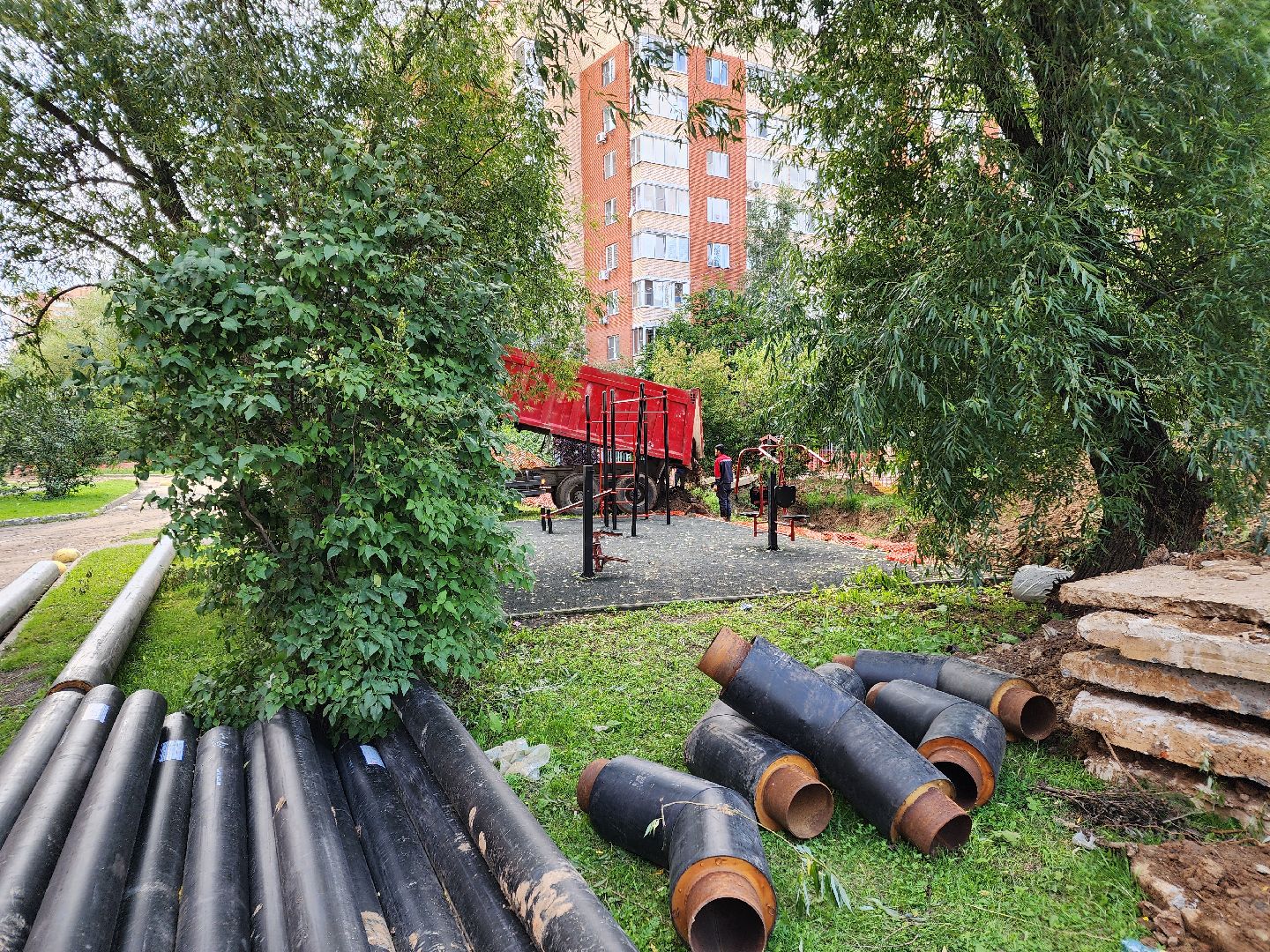 чехов,  вишневый бульвар, улица чехова, капремонт теплосети, модернизация теплотрассы,  замена труб отопления и гвс, теплоснабжение, горячее водоснабжение, траншеи, подготовка оснований под трубы, завоз сыпучих материалов, песок и грунт, губернатор подмосковья, госпрограмма московской области, развитие инженерной инфраструктуры, портал добродел, заявки жителей,