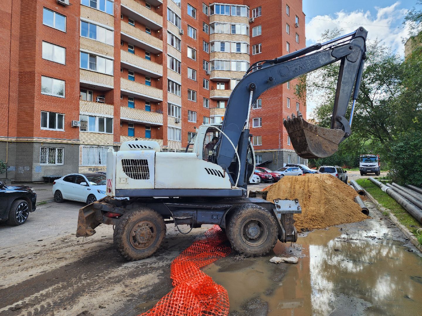 чехов,  вишневый бульвар, улица чехова, капремонт теплосети, модернизация теплотрассы,  замена труб отопления и гвс, теплоснабжение, горячее водоснабжение, траншеи, подготовка оснований под трубы, завоз сыпучих материалов, песок и грунт, губернатор подмосковья, госпрограмма московской области, развитие инженерной инфраструктуры, портал добродел, заявки жителей,
