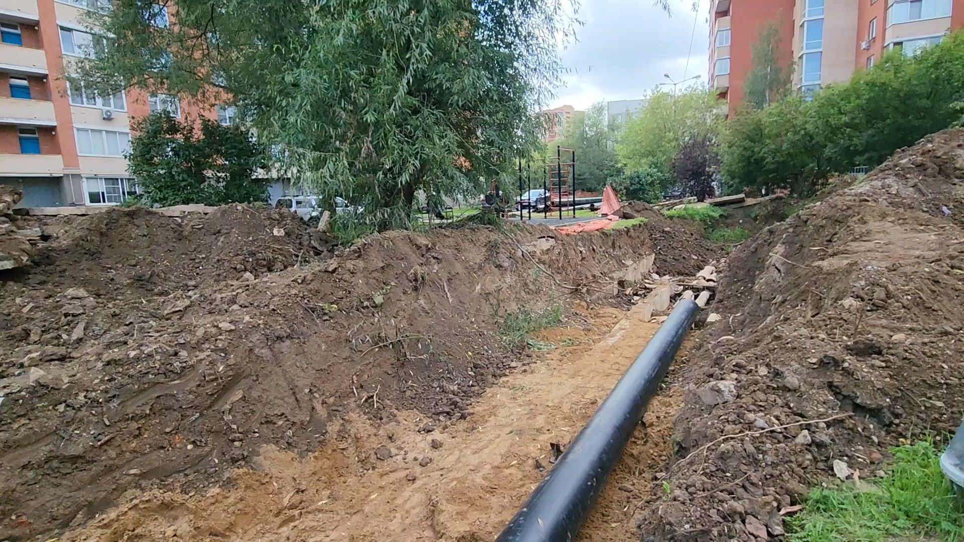 чехов,  вишневый бульвар, улица чехова, капремонт теплосети, модернизация теплотрассы,  замена труб отопления и гвс, теплоснабжение, горячее водоснабжение, траншеи, подготовка оснований под трубы, завоз сыпучих материалов, песок и грунт, губернатор подмосковья, госпрограмма московской области, развитие инженерной инфраструктуры, портал добродел, заявки жителей,