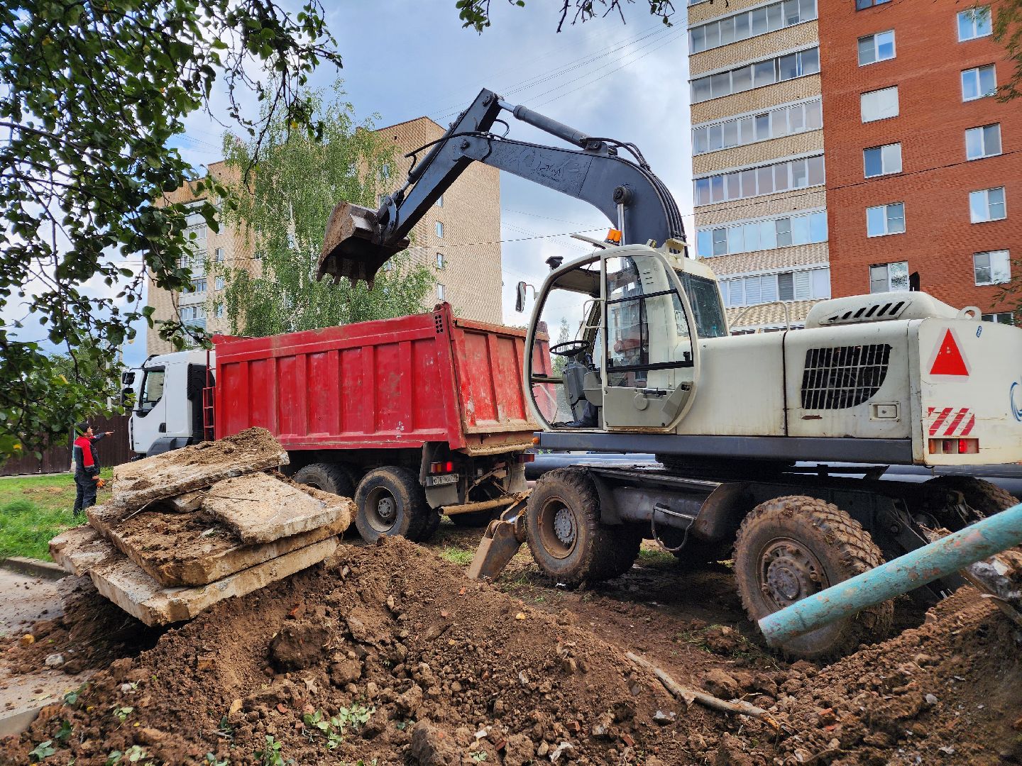 чехов,  вишневый бульвар, улица чехова, капремонт теплосети, модернизация теплотрассы,  замена труб отопления и гвс, теплоснабжение, горячее водоснабжение, траншеи, подготовка оснований под трубы, завоз сыпучих материалов, песок и грунт, губернатор подмосковья, госпрограмма московской области, развитие инженерной инфраструктуры, портал добродел, заявки жителей,