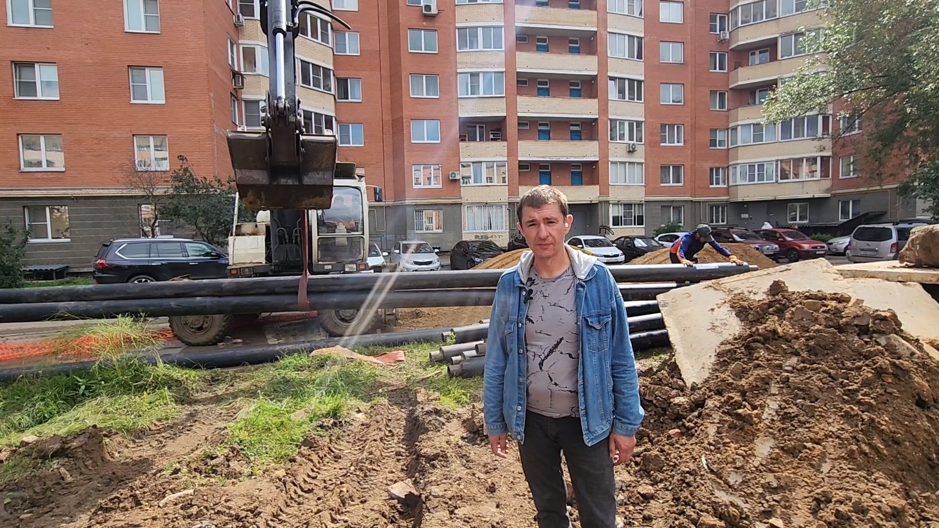 чехов,  вишневый бульвар, улица чехова, капремонт теплосети, модернизация теплотрассы,  замена труб отопления и гвс, теплоснабжение, горячее водоснабжение, траншеи, подготовка оснований под трубы, завоз сыпучих материалов, песок и грунт, губернатор подмосковья, госпрограмма московской области, развитие инженерной инфраструктуры, портал добродел, заявки жителей,