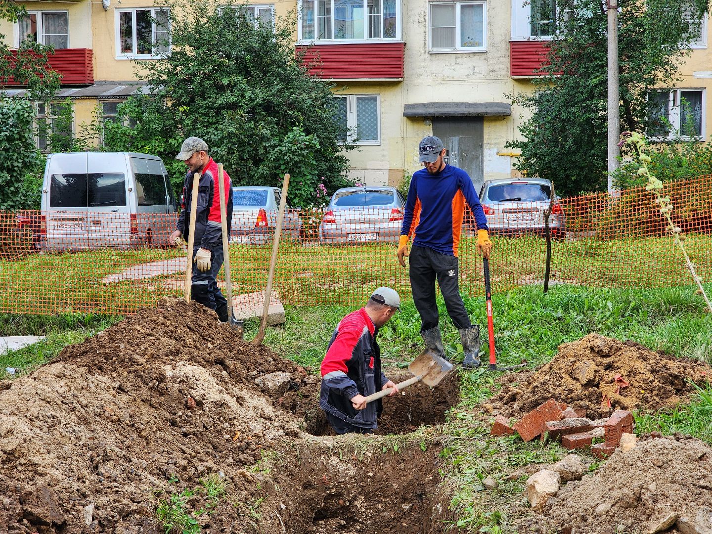 чехов,  вишневый бульвар, улица чехова, капремонт теплосети, модернизация теплотрассы,  замена труб отопления и гвс, теплоснабжение, горячее водоснабжение, траншеи, подготовка оснований под трубы, завоз сыпучих материалов, песок и грунт, губернатор подмосковья, госпрограмма московской области, развитие инженерной инфраструктуры, портал добродел, заявки жителей,