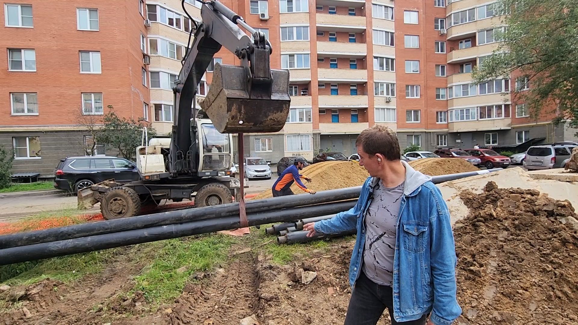 чехов,  вишневый бульвар, улица чехова, капремонт теплосети, модернизация теплотрассы,  замена труб отопления и гвс, теплоснабжение, горячее водоснабжение, траншеи, подготовка оснований под трубы, завоз сыпучих материалов, песок и грунт, губернатор подмосковья, госпрограмма московской области, развитие инженерной инфраструктуры, портал добродел, заявки жителей,