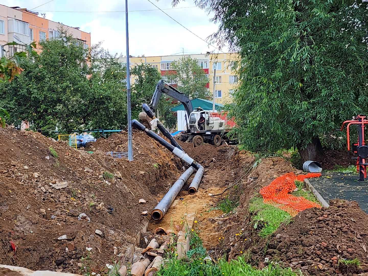 чехов,  вишневый бульвар, улица чехова, капремонт теплосети, модернизация теплотрассы,  замена труб отопления и гвс, теплоснабжение, горячее водоснабжение, траншеи, подготовка оснований под трубы, завоз сыпучих материалов, песок и грунт, губернатор подмосковья, госпрограмма московской области, развитие инженерной инфраструктуры, портал добродел, заявки жителей,
