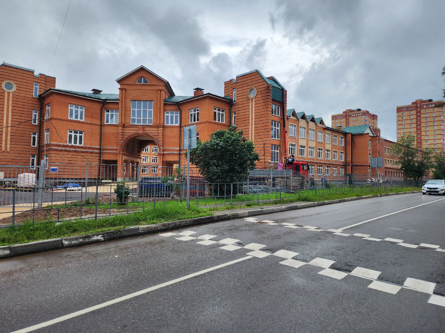 чехов, школа 3, пристройка на 200 мест, строительство, спортивные залы, актовый зал, читальный зал, оборудование, оснащение, техника, уборка, чистка окон, госпрограмма московской области, губернатор подмосковья,